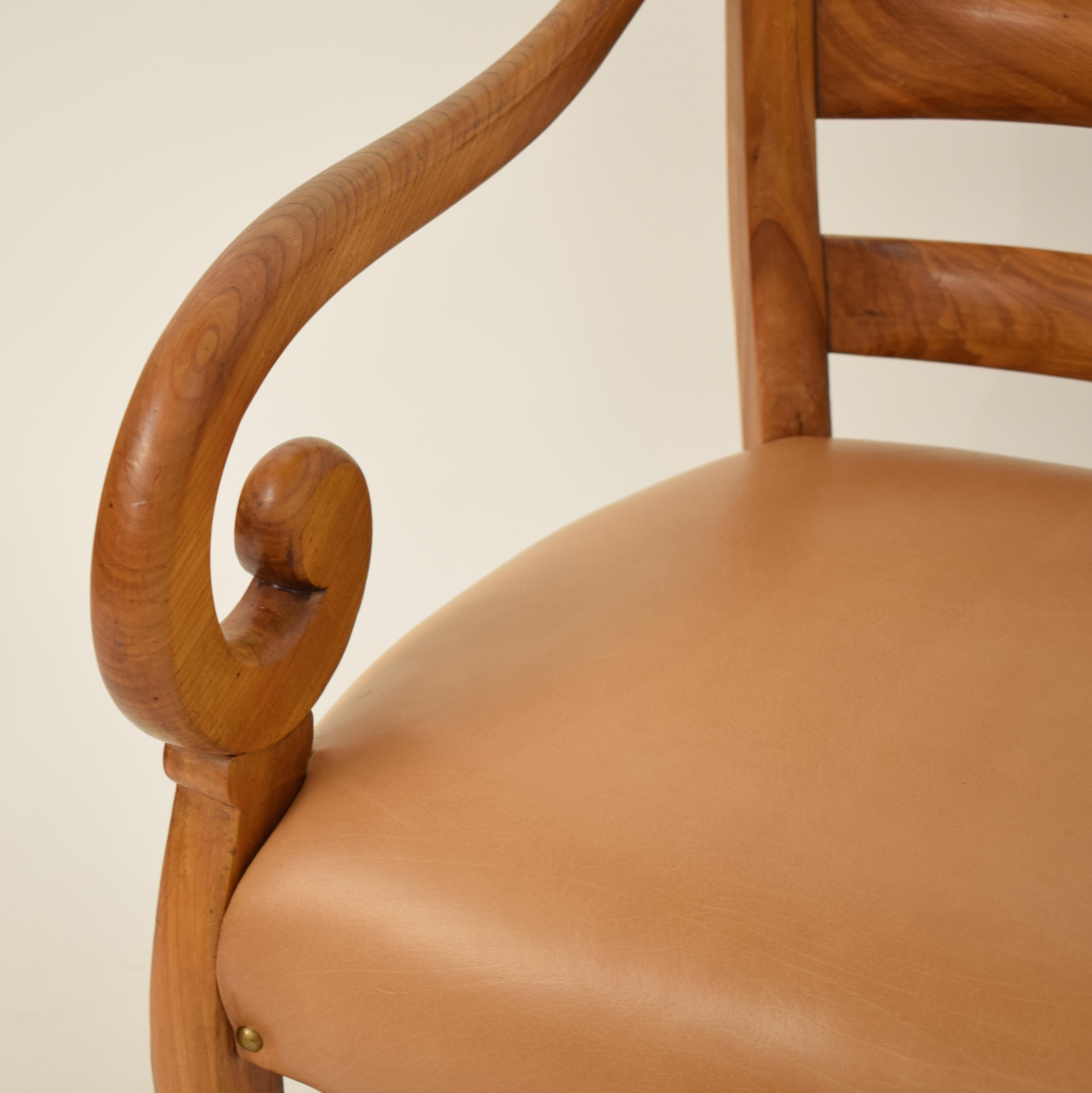 Deutscher Biedermeier-Sessel aus Kirschbaumholz des 19. Jahrhunderts mit braunem Ledersitz im Angebot 4