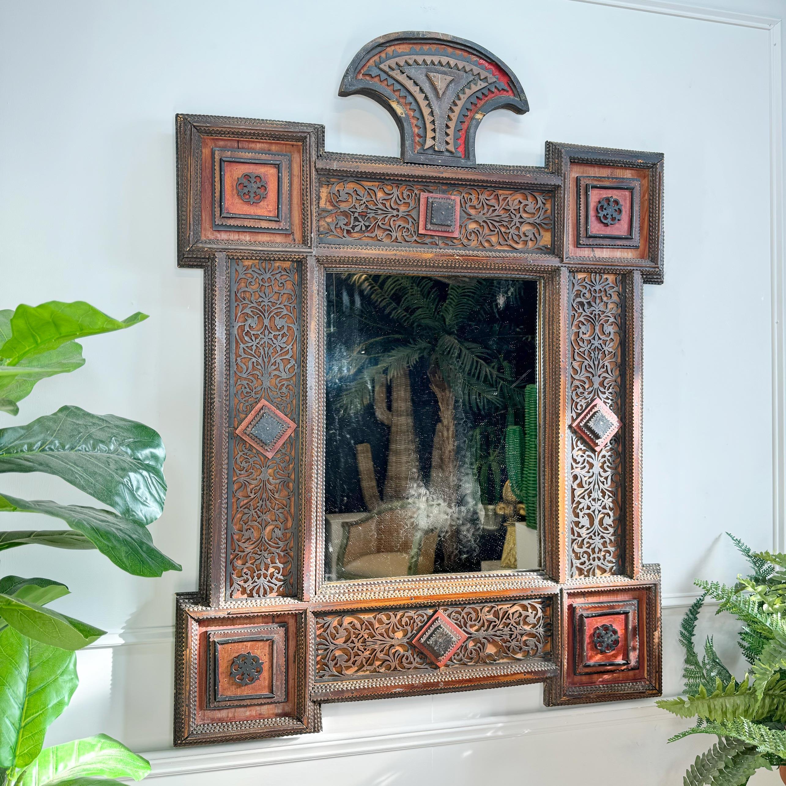 Buis Miroir de Tramp Art allemand du 19e siècle à crête et à décor ajouré en vente
