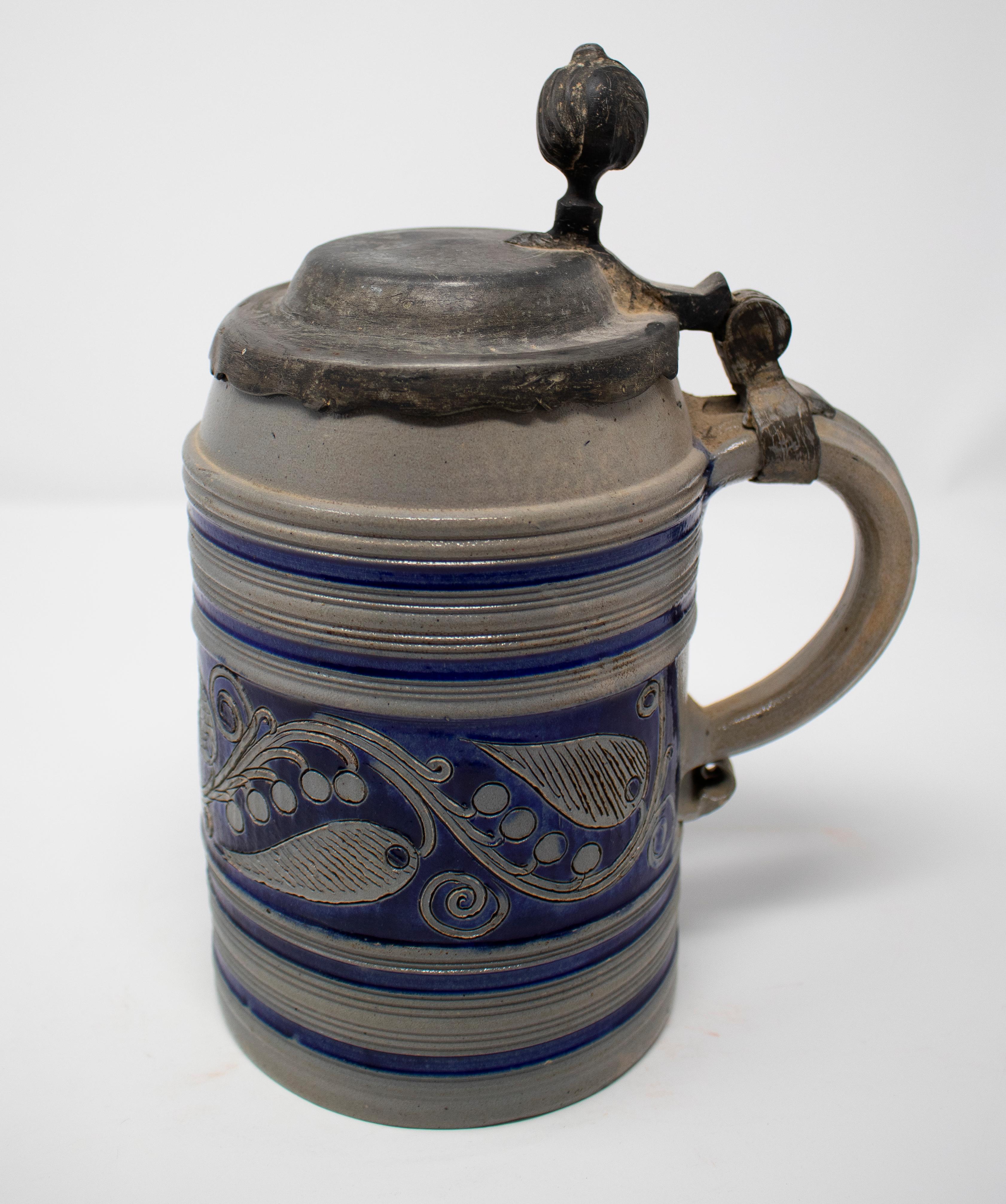 19th Century German Earthenware Beer Stein Mug with Tin Lid and Cobalt Blue In Good Condition In Marbella, ES