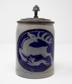 stein à bière en faïence allemande du 19ème siècle avec couvercle en étain et bleu cobalt