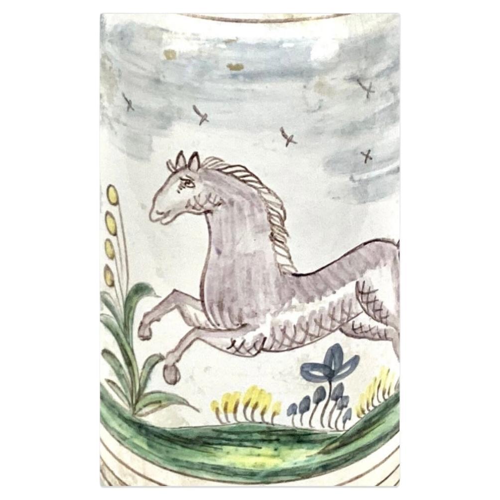 Charmanter zylindrischer deutscher Fayence-Bierkrug mit Deckel und Henkel. Stein ist eine weiß glasierte Fayence-Keramik mit einer farbenfrohen Szene eines laufenden Pferdes auf einer schönen Weide.  Der Deckel ist aus Zinn und hat eine