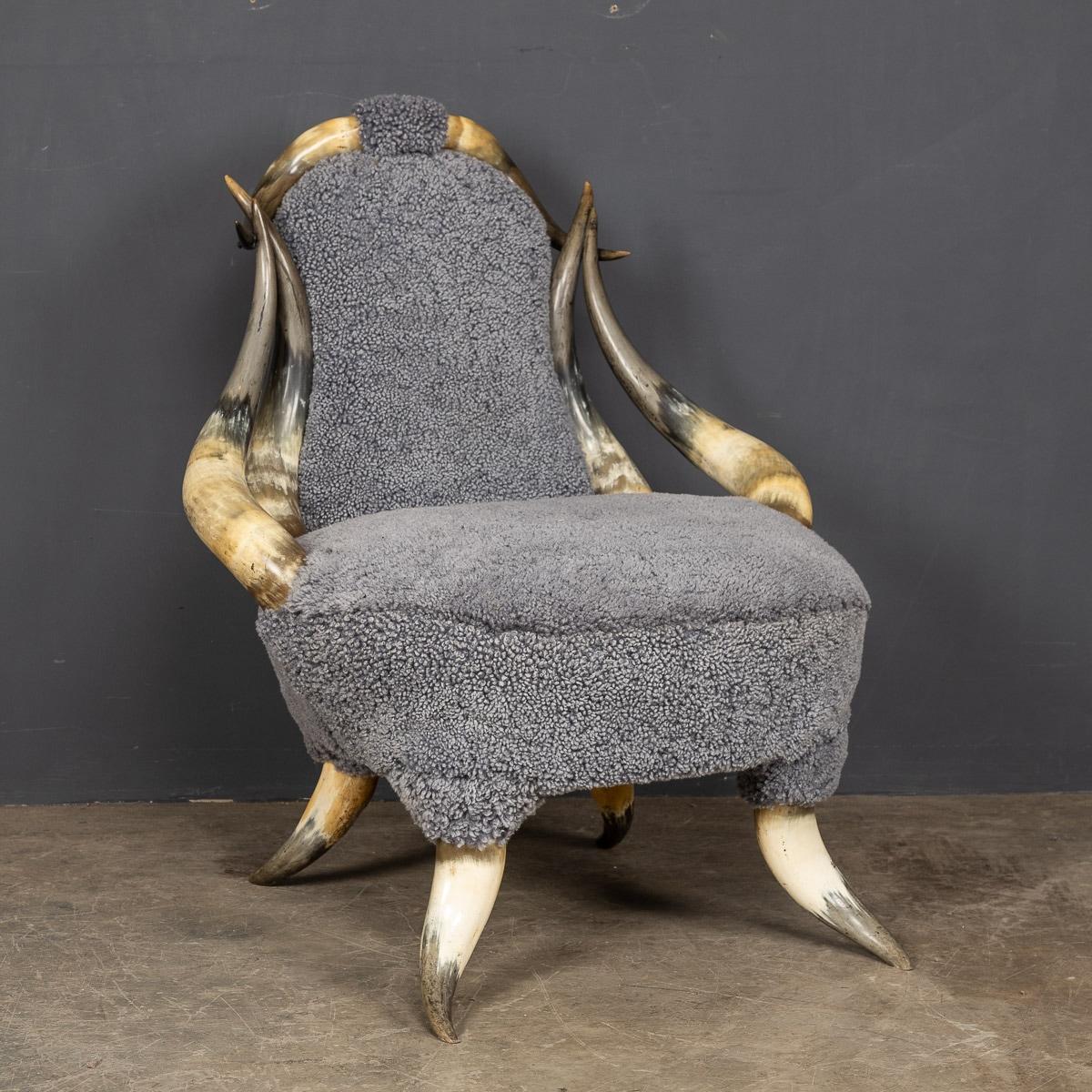 Antike Stühle aus dem 19. Jahrhundert, die aus Stierhörnern gefertigt sind, sehr ungewöhnlich. Diese Stühle stammen in der Regel aus dem deutsch-schweizerischen Grenzgebiet (Schwarzwald) und waren in der zweiten Hälfte des 19. Jahrhunderts ein
