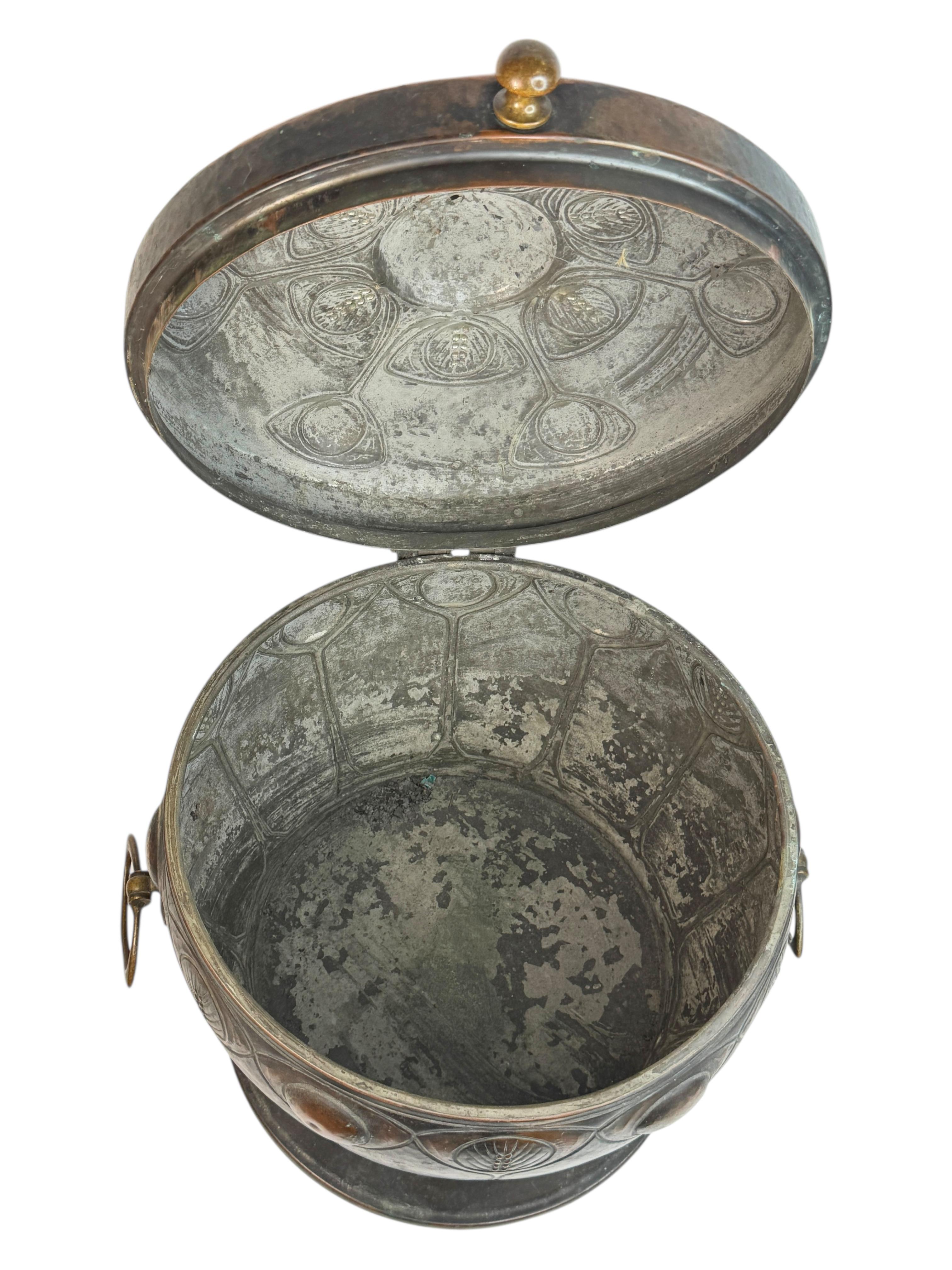 19. Jahrhundert Deutsch gehämmert Kupfer & Messing Brotkasten, Küche Utensil im Zustand „Gut“ im Angebot in Nuernberg, DE