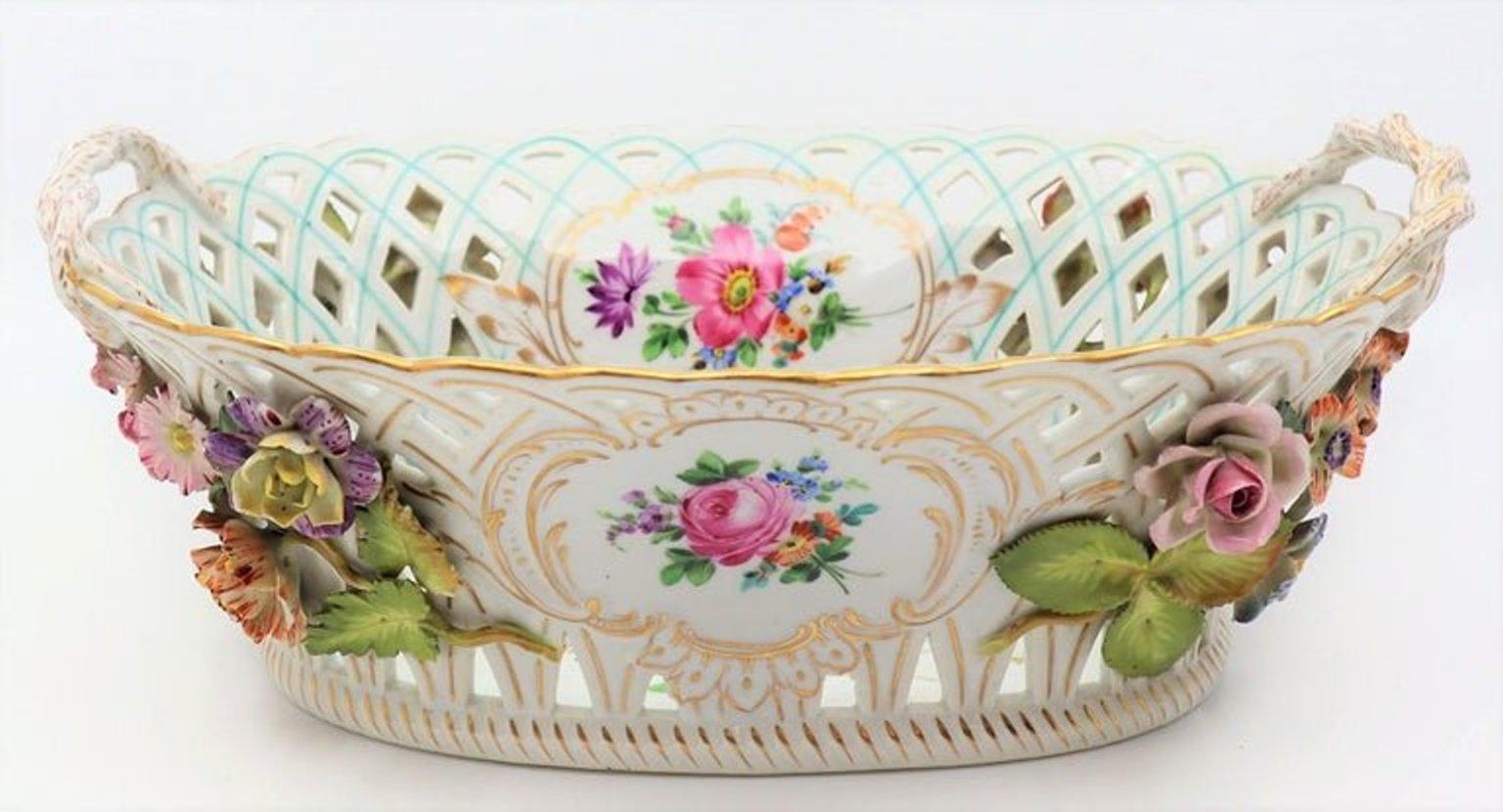 Basket with hand painted colorful flower motifs on cartouche and in relief

Shipping included
Original art work from Europe.
 