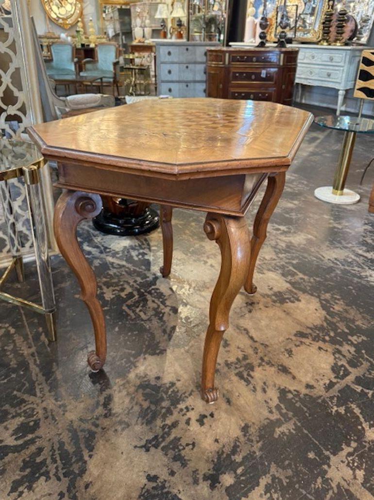 Allemand Table allemande en noyer marqueté du 19e siècle en vente