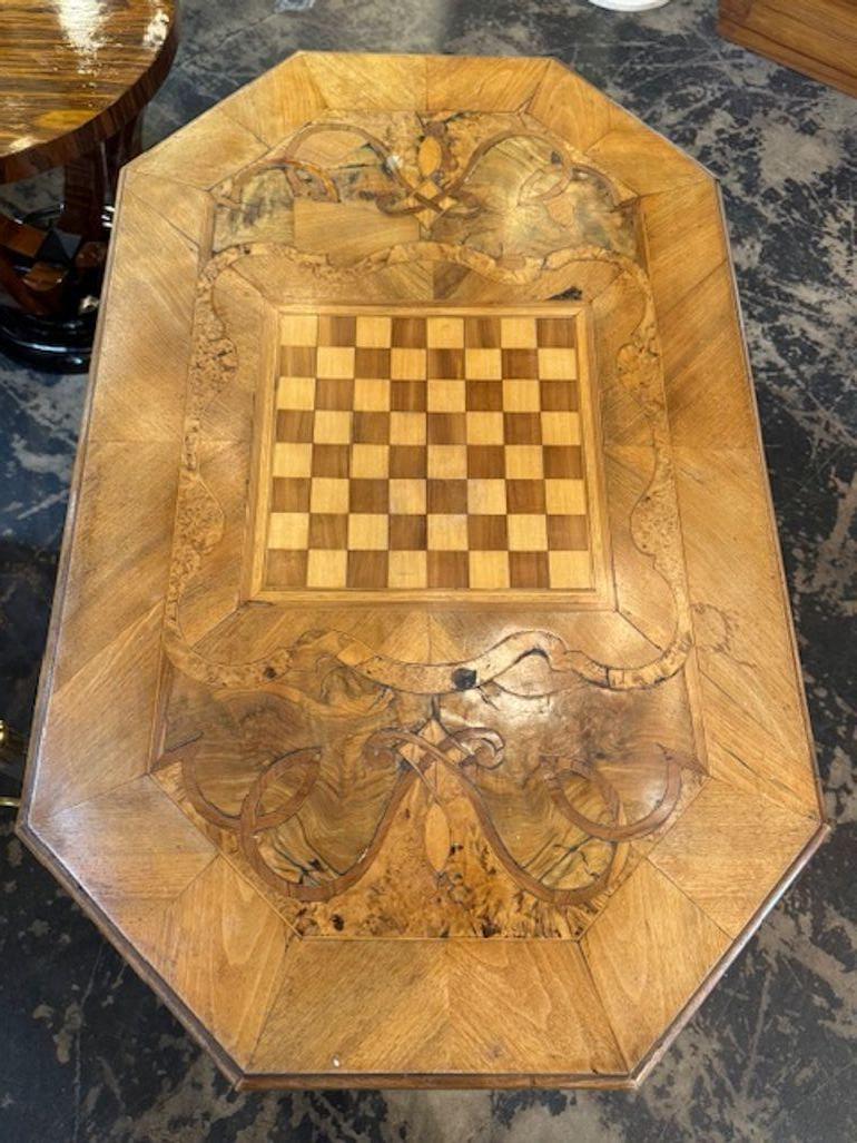 Incrusté Table allemande en noyer marqueté du 19e siècle en vente