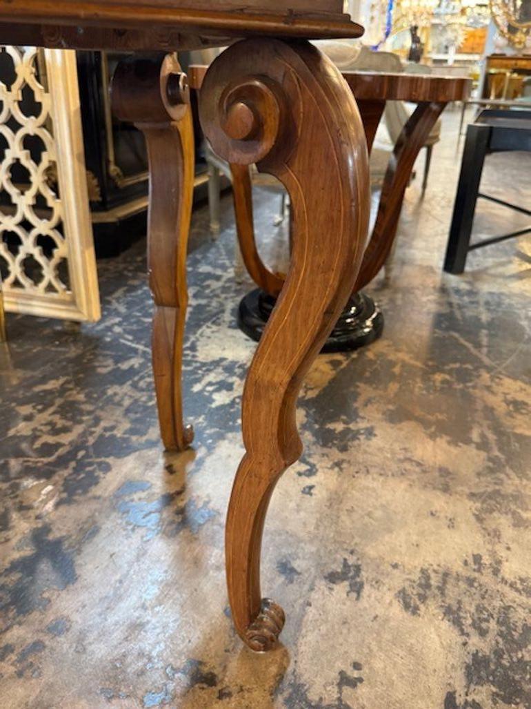 Table allemande en noyer marqueté du 19e siècle Bon état - En vente à Dallas, TX