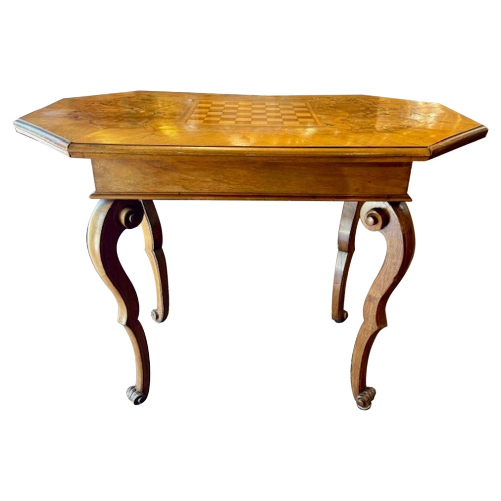 Table allemande en noyer marqueté du 19e siècle en vente