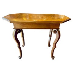 Tavolo in noce intarsiato tedesco del XIX secolo