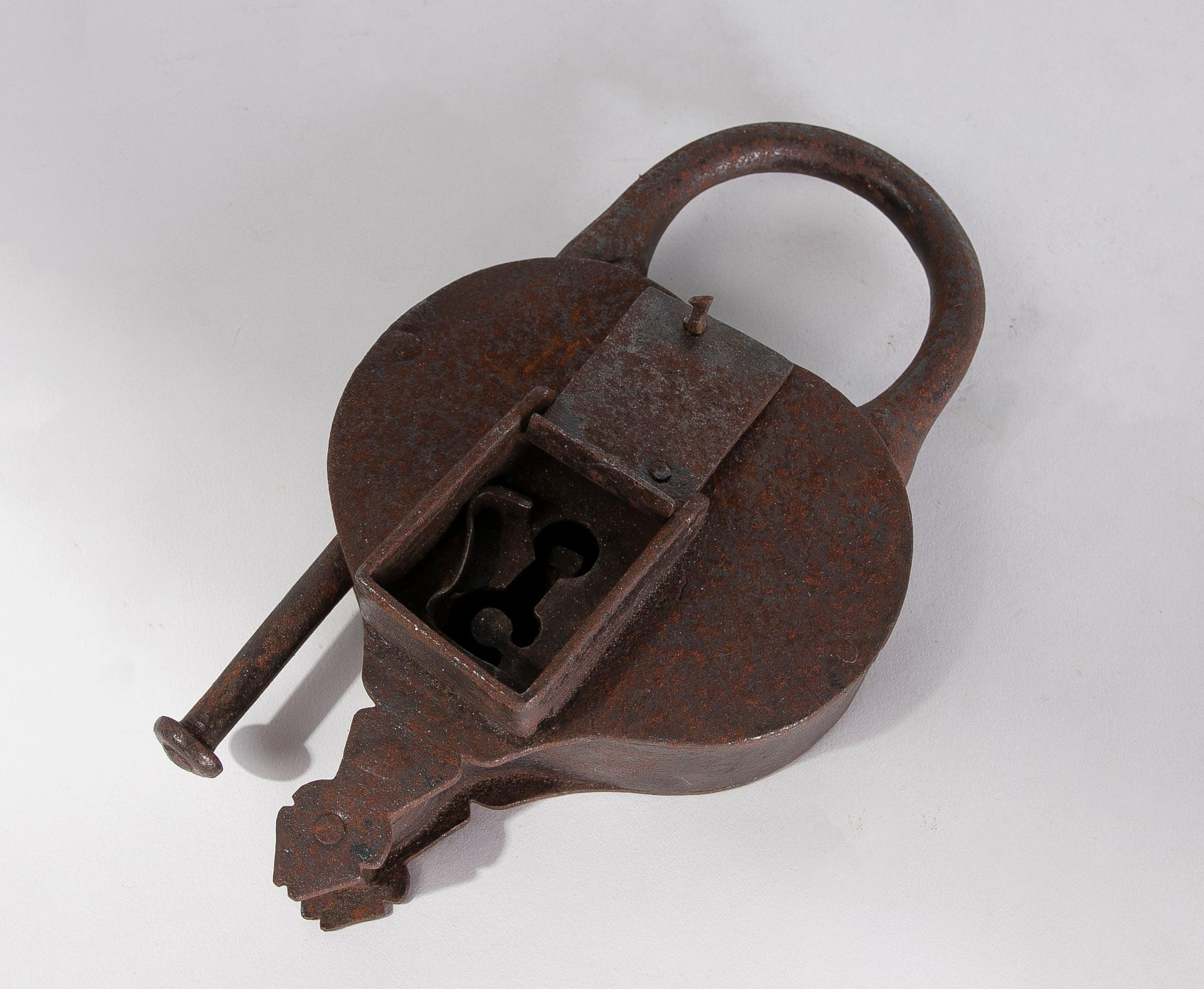 19th Century German Iron Padlock In Good Condition For Sale In Marbella, ES