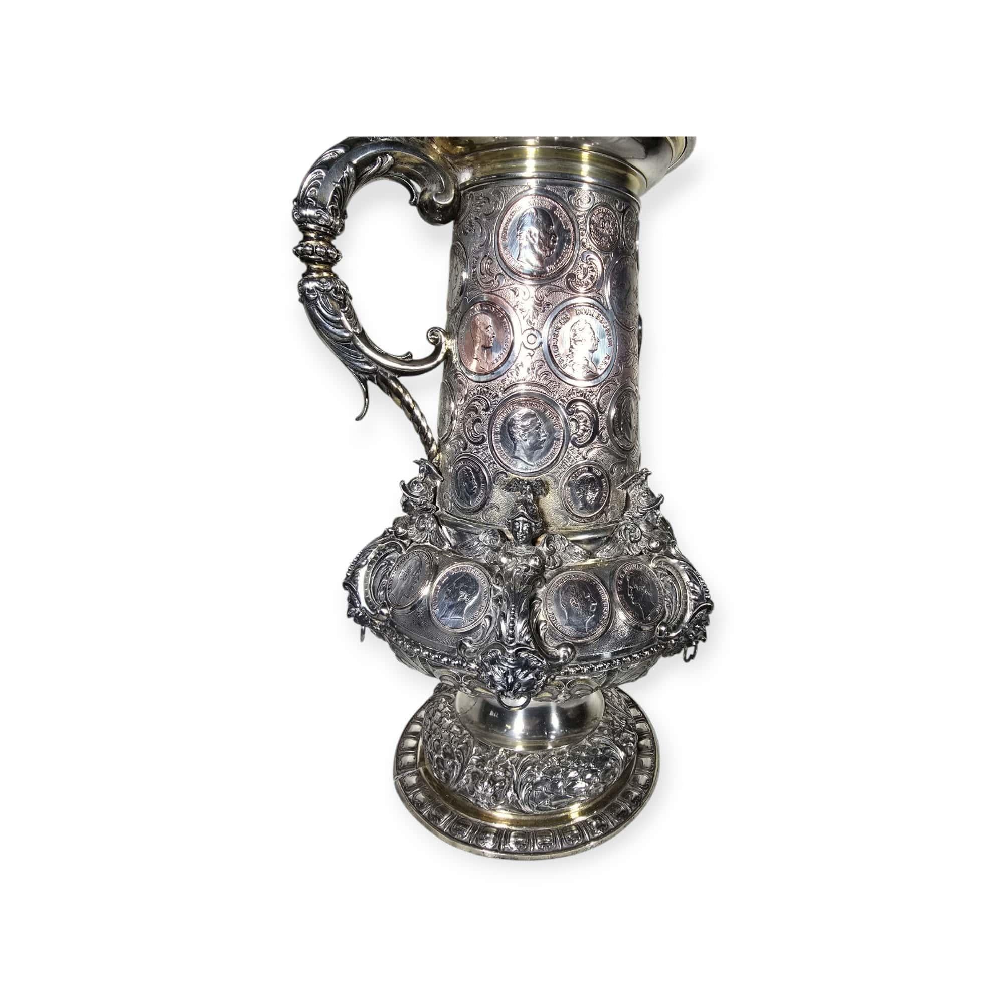 Cruche allemande du XIXe siècle avec pièces de monnaie incrustées en vente 6