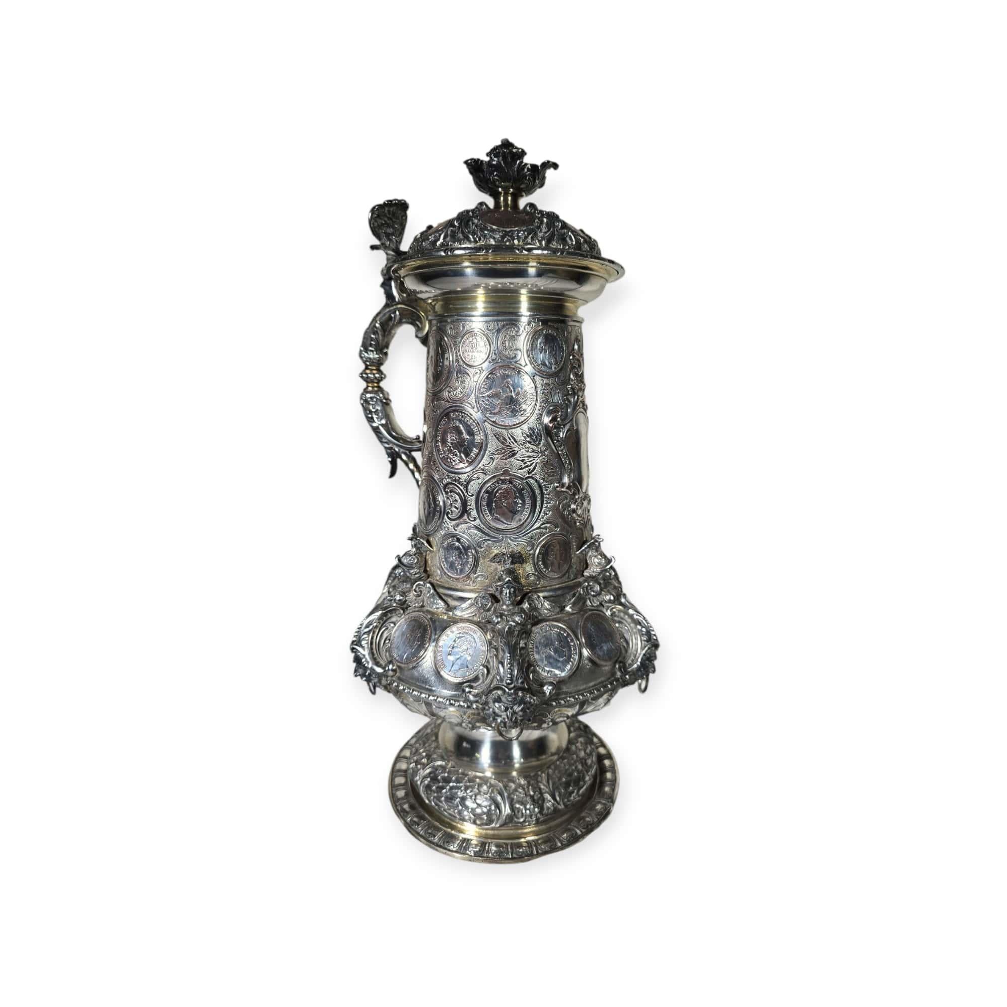 Cruche allemande du XIXe siècle avec pièces de monnaie incrustées en vente 7