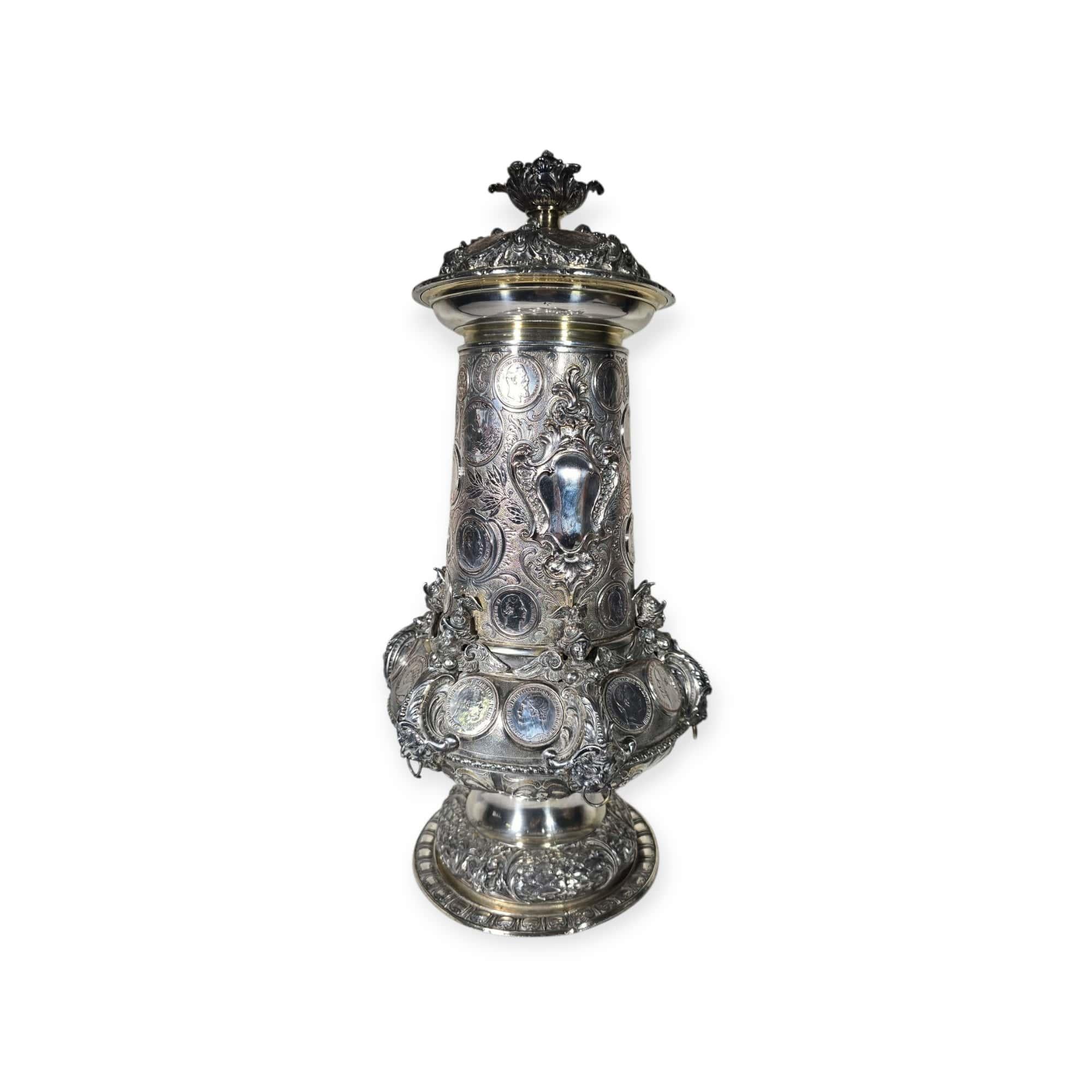 Cruche allemande du XIXe siècle avec pièces de monnaie incrustées en vente 8