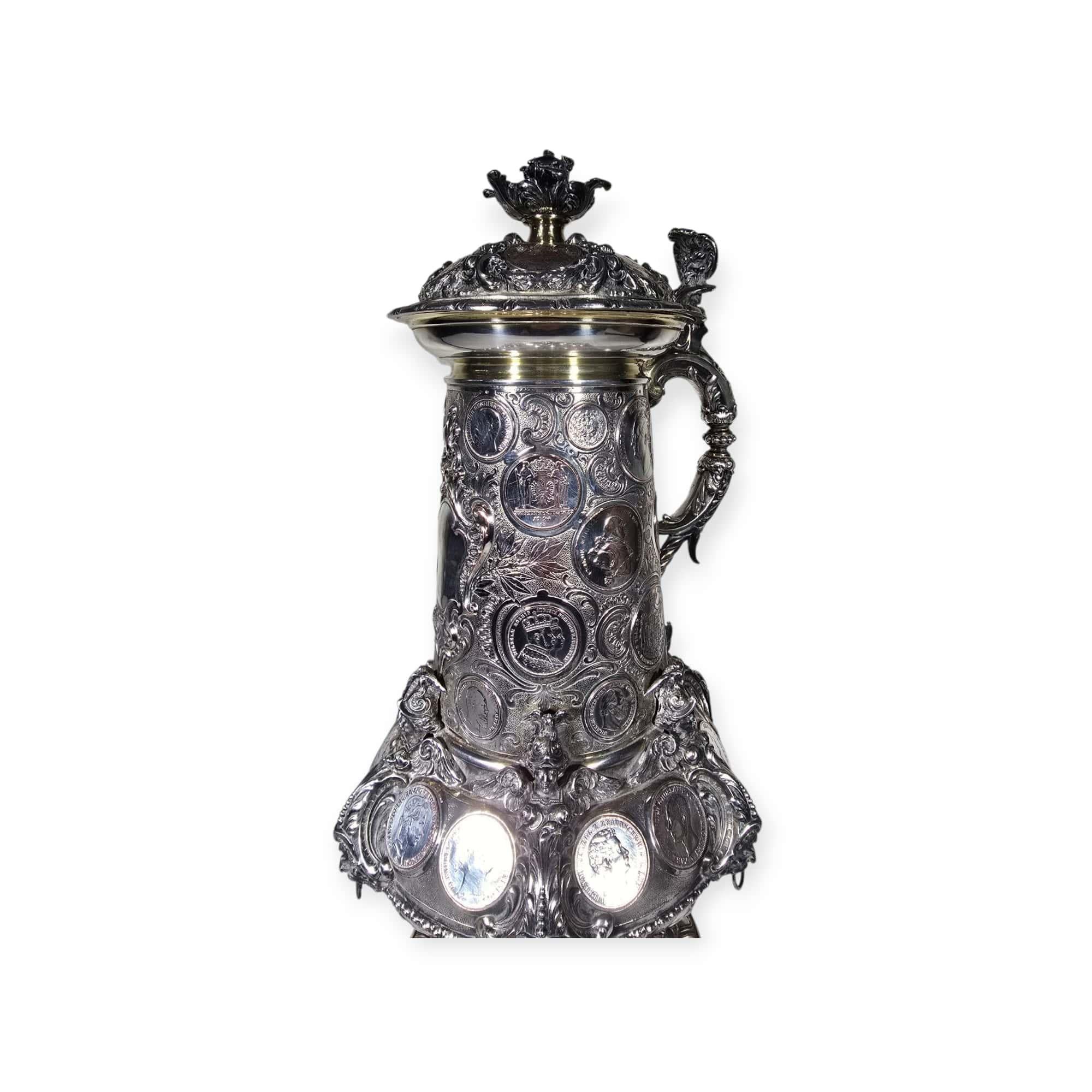 Cruche allemande du XIXe siècle avec pièces de monnaie incrustées en vente 9