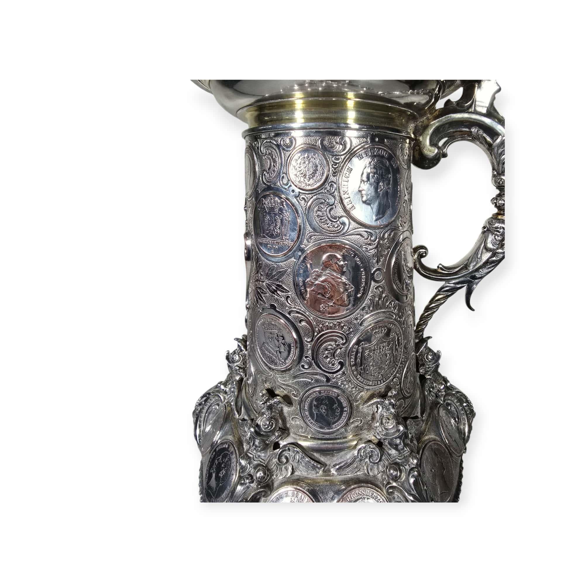 Cruche allemande du XIXe siècle avec pièces de monnaie incrustées en vente 10