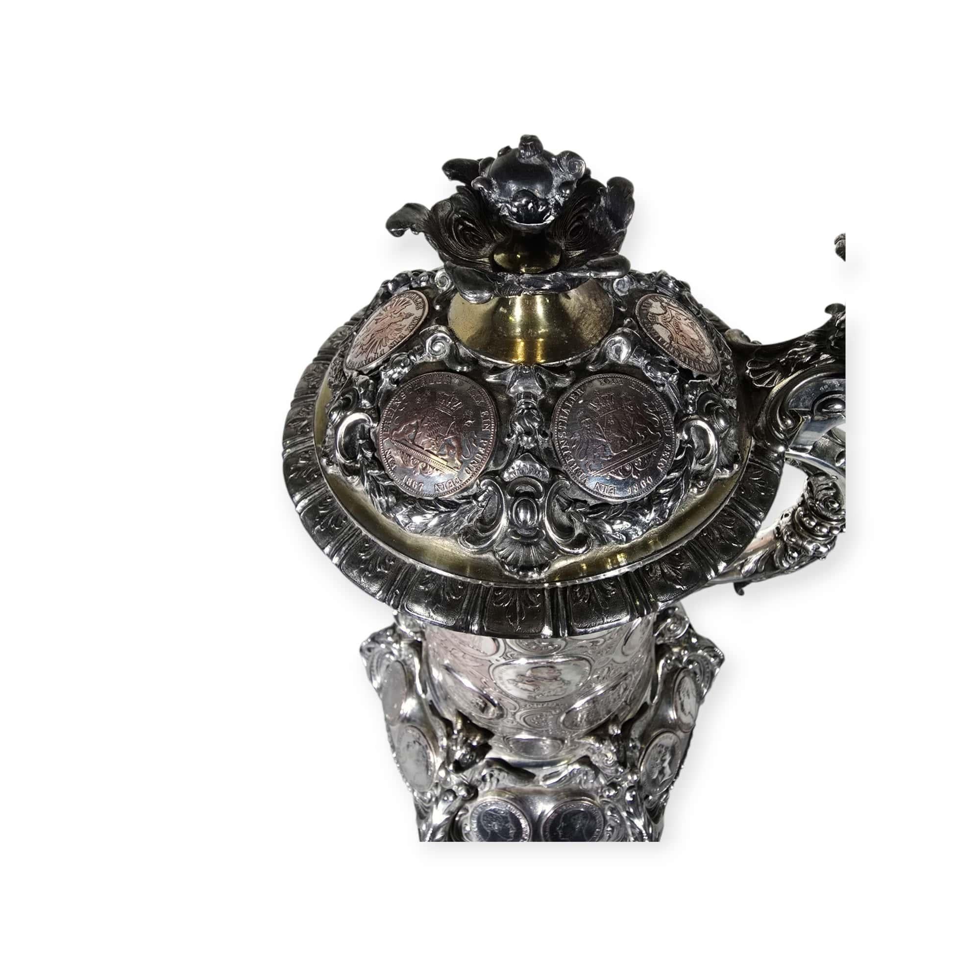 Cruche allemande du XIXe siècle avec pièces de monnaie incrustées en vente 13