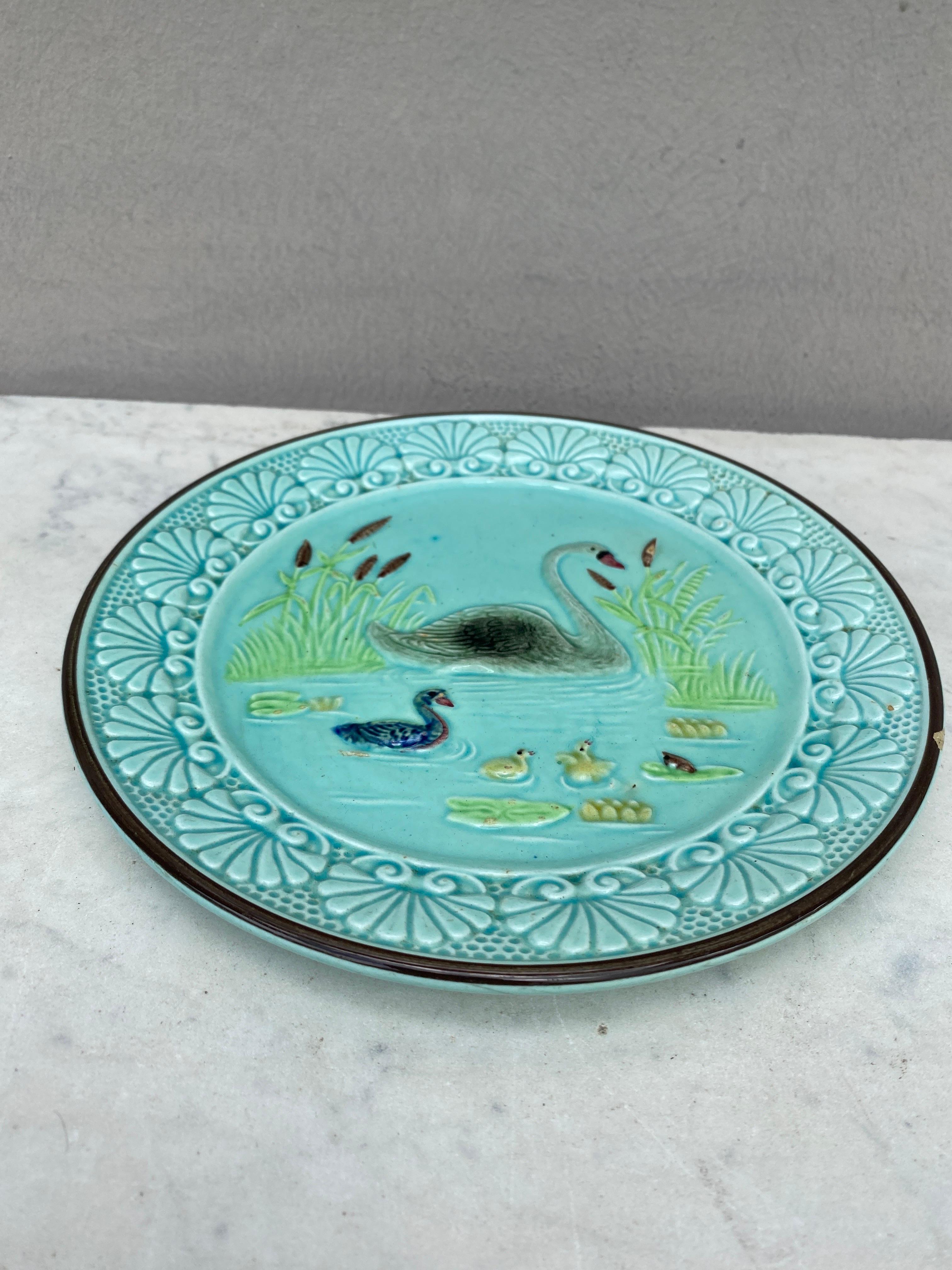 Assiette en majolique allemande du 19e siècle avec cygne et cygnettes Circa 1900.