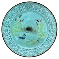 Assiette au Swan en majolique allemande du 19e siècle, vers 1900
