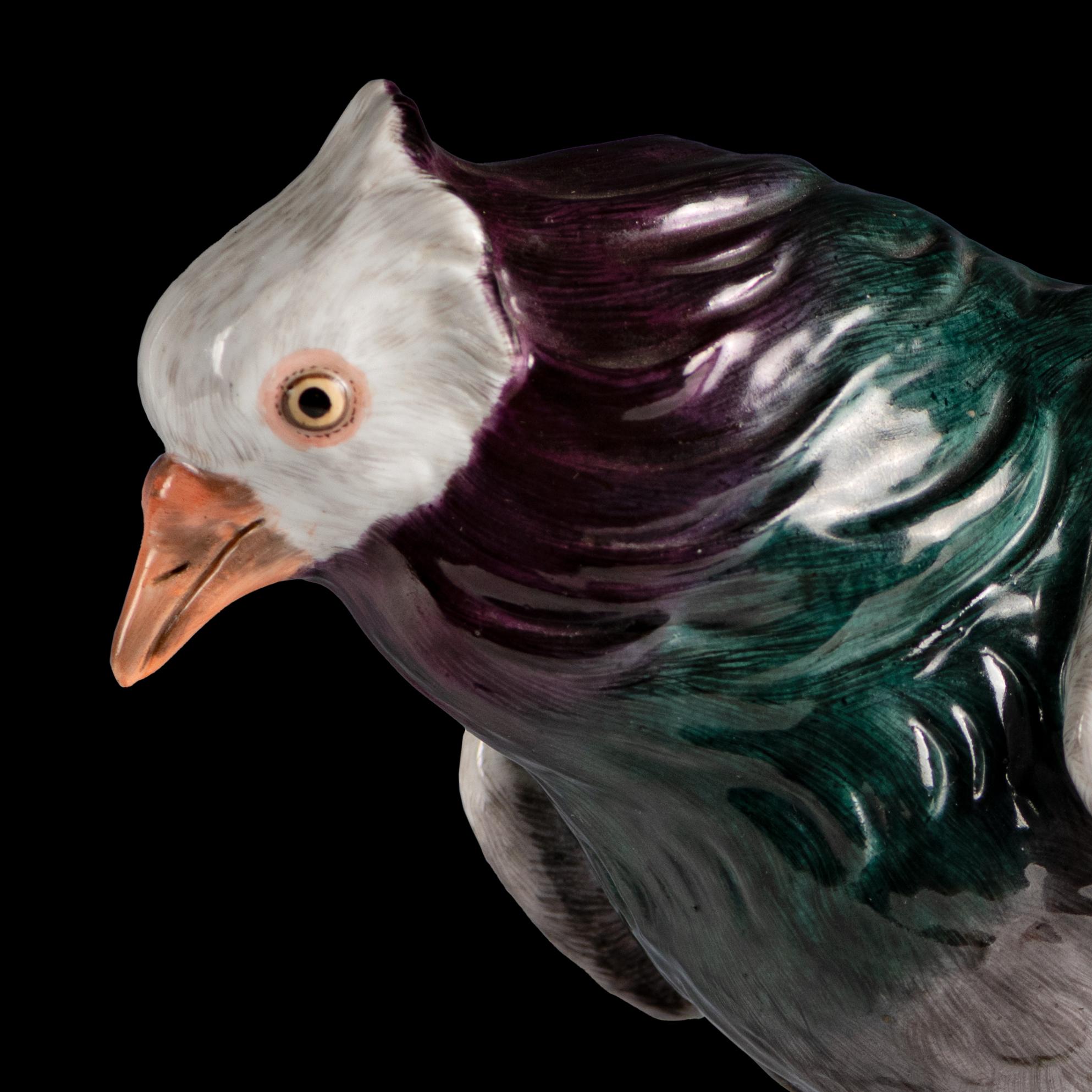 Fatto a mano Modello in porcellana dipinta Meissen Porcelain del XIX secolo raffigurante un piccione in vendita
