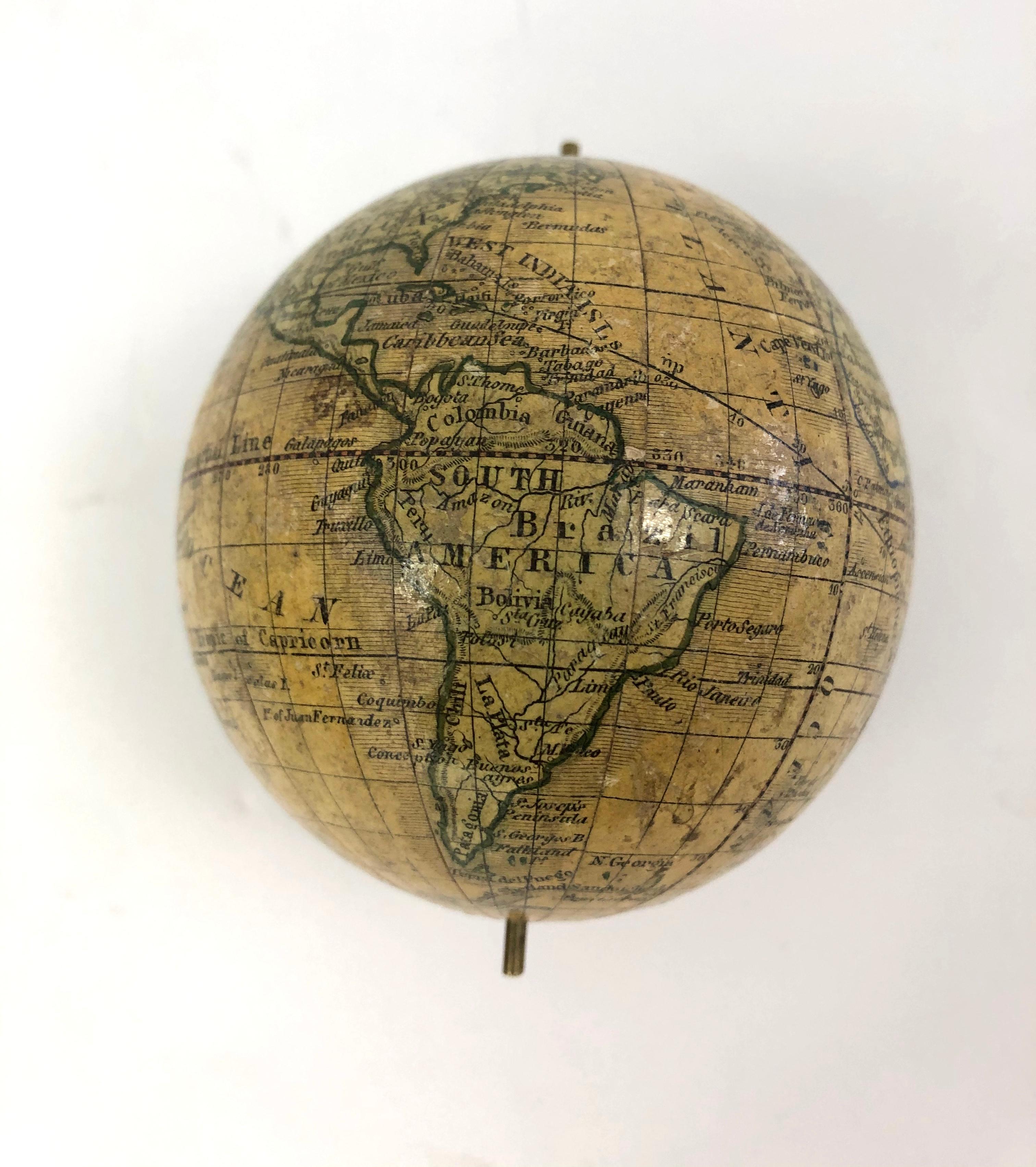 Ein Miniatur-Taschenglobus aus dem 19. Jahrhundert mit einem Durchmesser von 3,5 Zoll von C. Abel-Klinger, Nürnberg, Deutschland, in englischer Sprache für die englischsprachigen Märkte. Signiert mit der Kartusche 