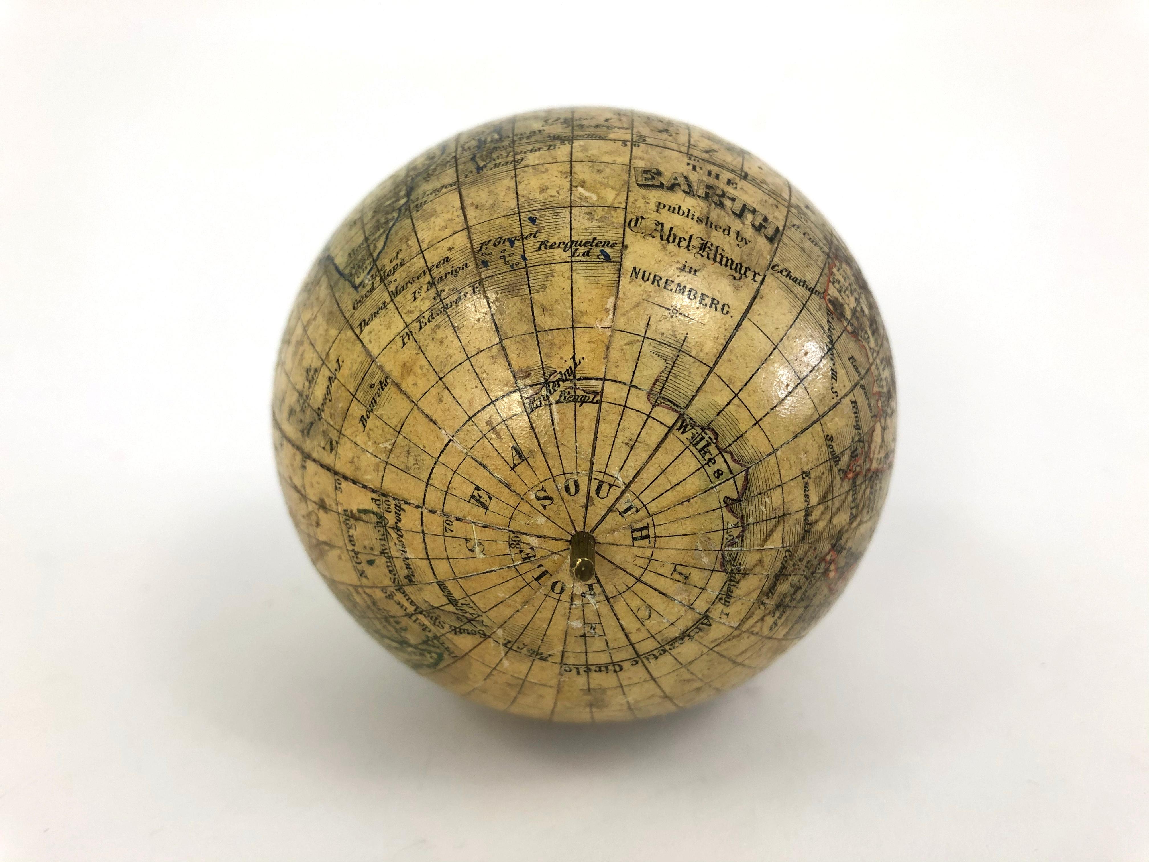 globe terrestre de poche miniature allemand du 19ème siècle Bon état - En vente à Essex, MA