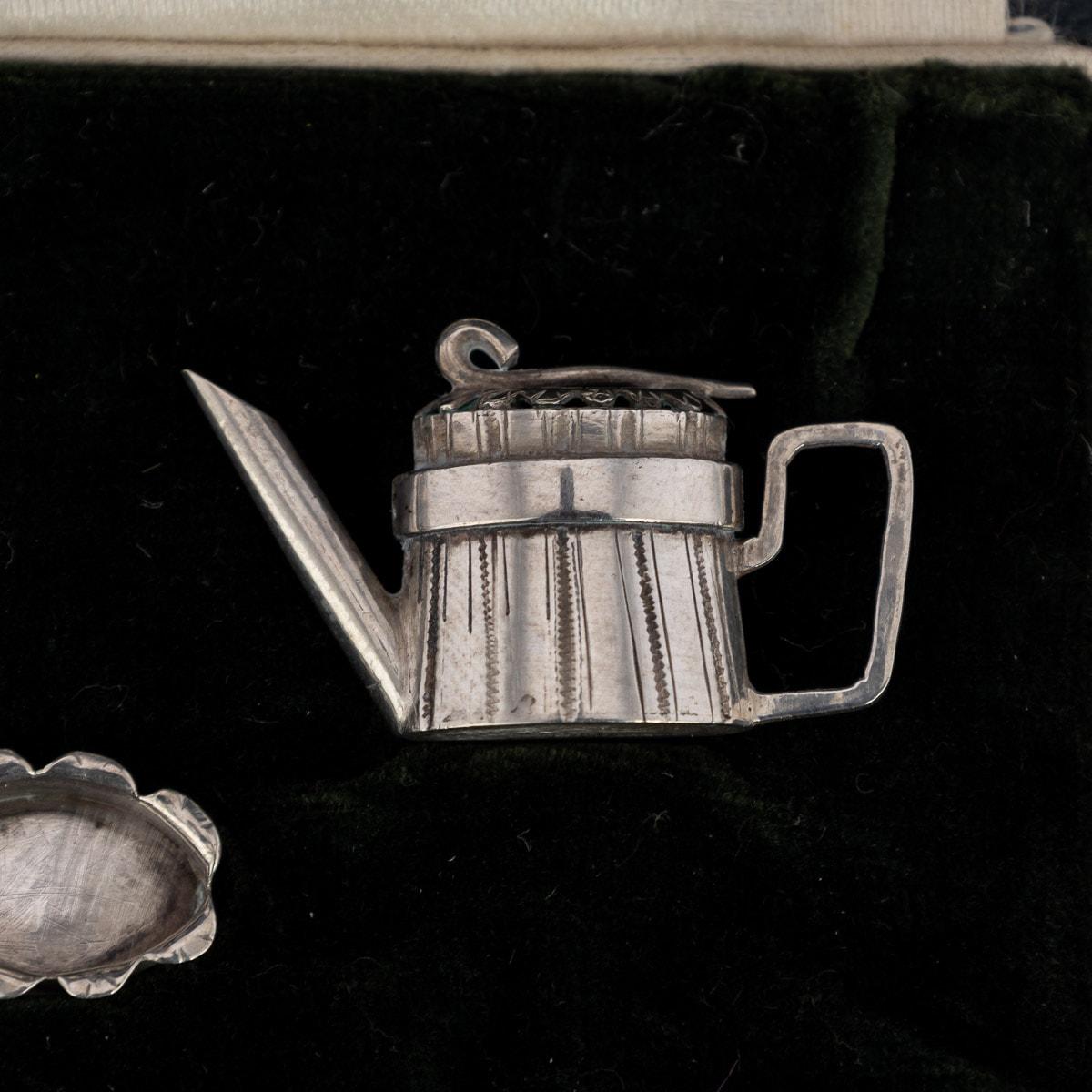 XIXe siècle Service à thé et café en argent miniature allemand du 19ème siècle, c.1860 en vente