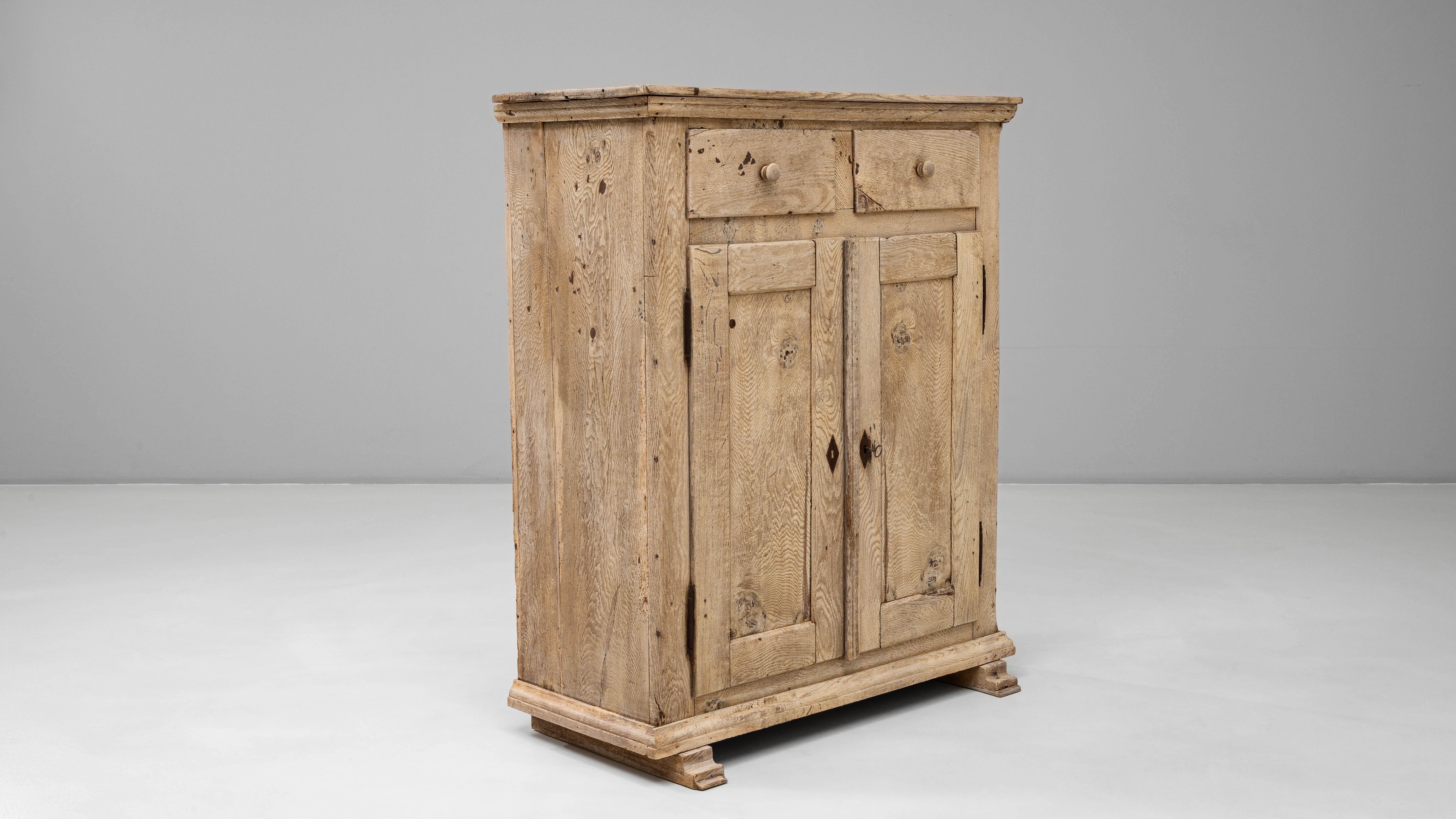 Questo buffet in legno di quercia tedesco del XIX secolo è un esempio di artigianato rurale estremamente sobrio, definito dalle sue linee semplici, dalla calda texture naturale e dall'onesta costruzione. Costruito in rovere massiccio con una