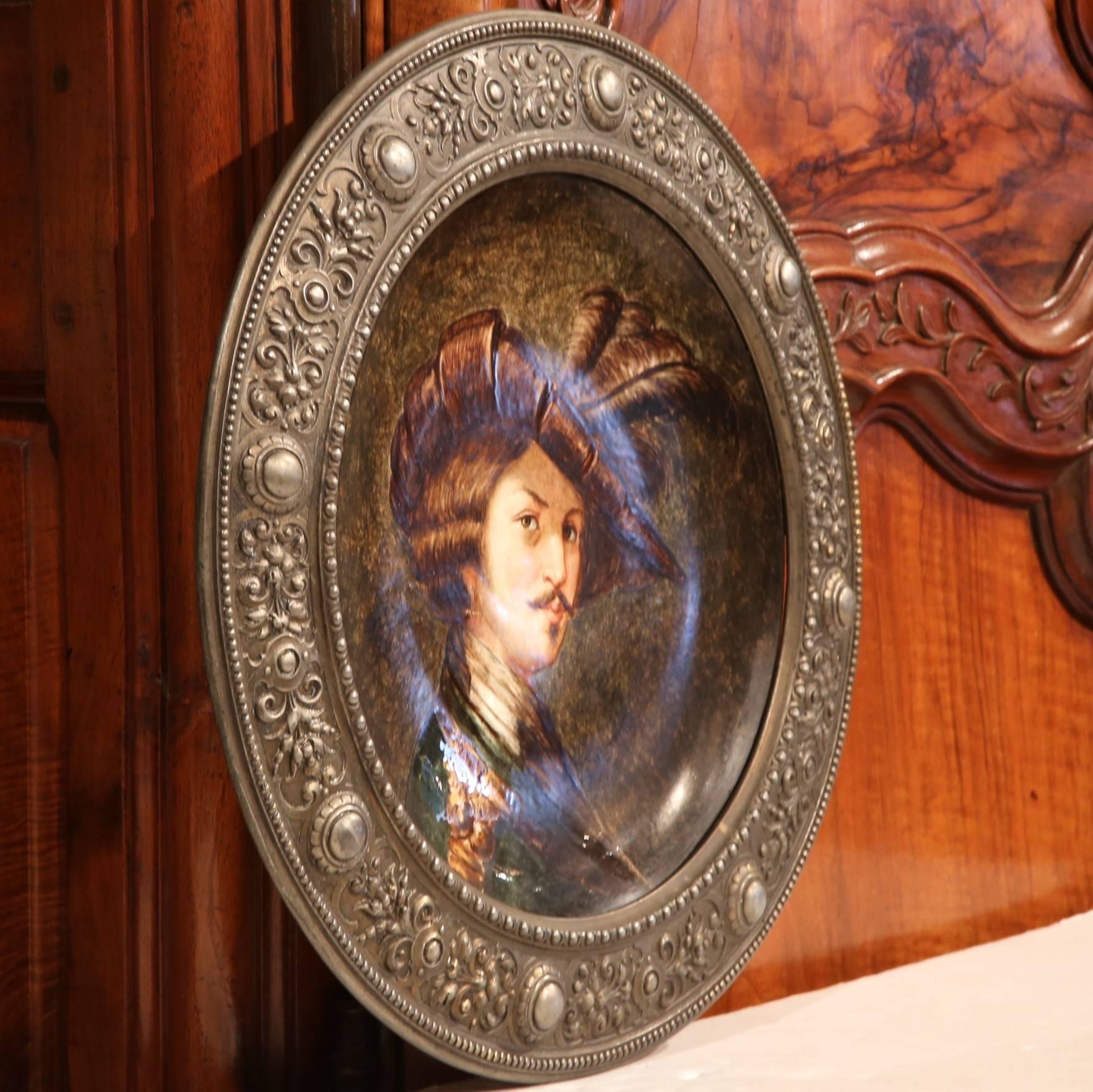 Plat en porcelaine peinte allemande du 19e siècle dans un cadre en étain repoussé Excellent état - En vente à Dallas, TX