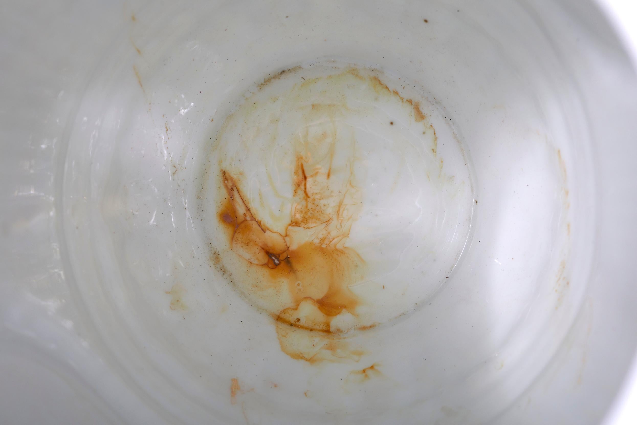 Metà XIX secolo Coppia di urne dorate e dipinte tedesche del XIX secolo in vendita