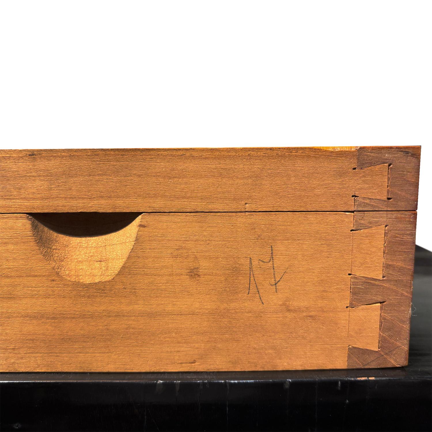 19th Century German Pair of Antique Biedermeier Cherrywood Display Cabinets For Sale 10
