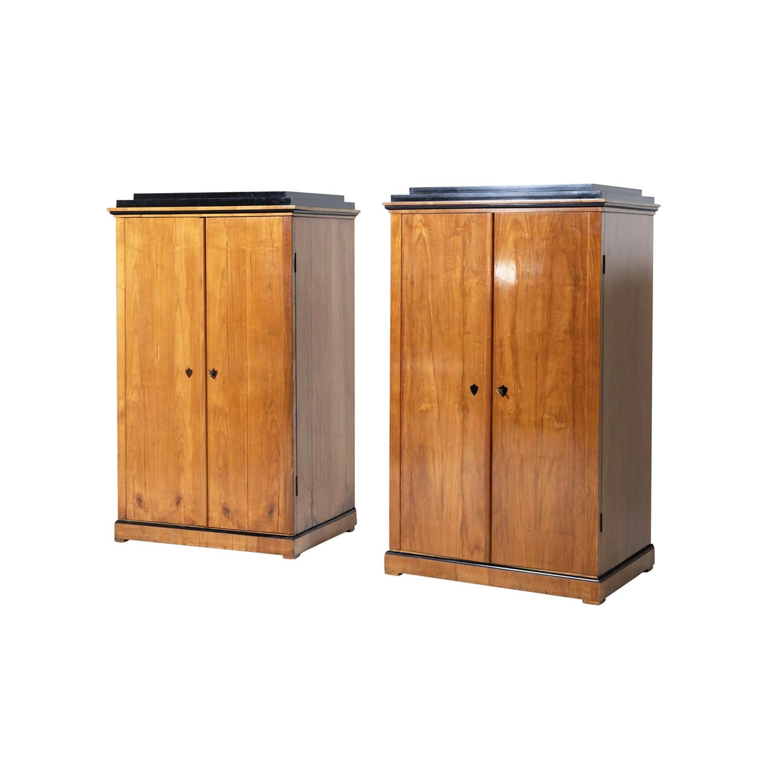 Veneer 19th Century German Pair of Antique Biedermeier Cherrywood Display Cabinets For Sale