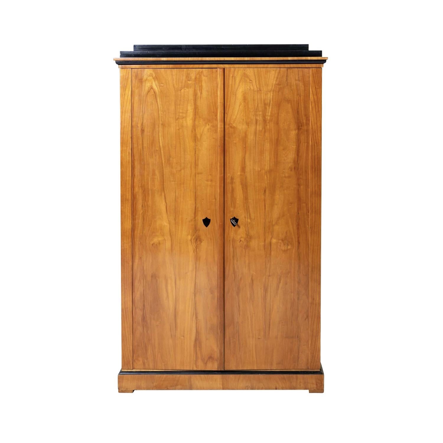 19th Century German Pair of Antique Biedermeier Cherrywood Display Cabinets For Sale 1