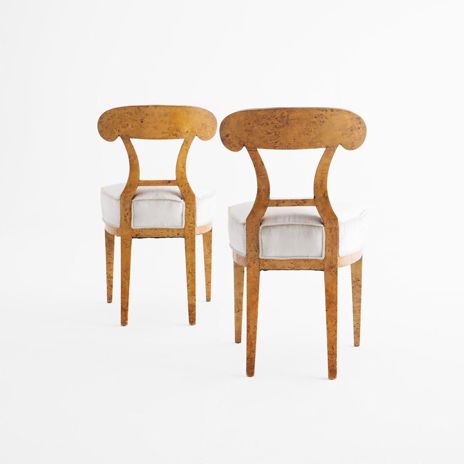 19th Century German Pair of Antique Biedermeier Polished Cherrywood Side Chairs For Sale 1