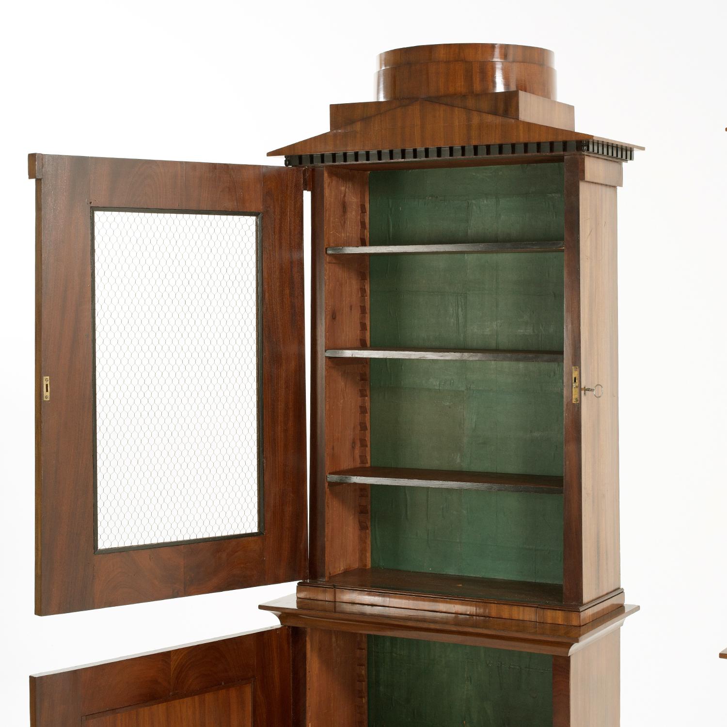 Paar deutsche Biedermeier-Bücherregale aus Mahagoni des 19. Jahrhunderts, Bibliotheksschränke (Furnier) im Angebot