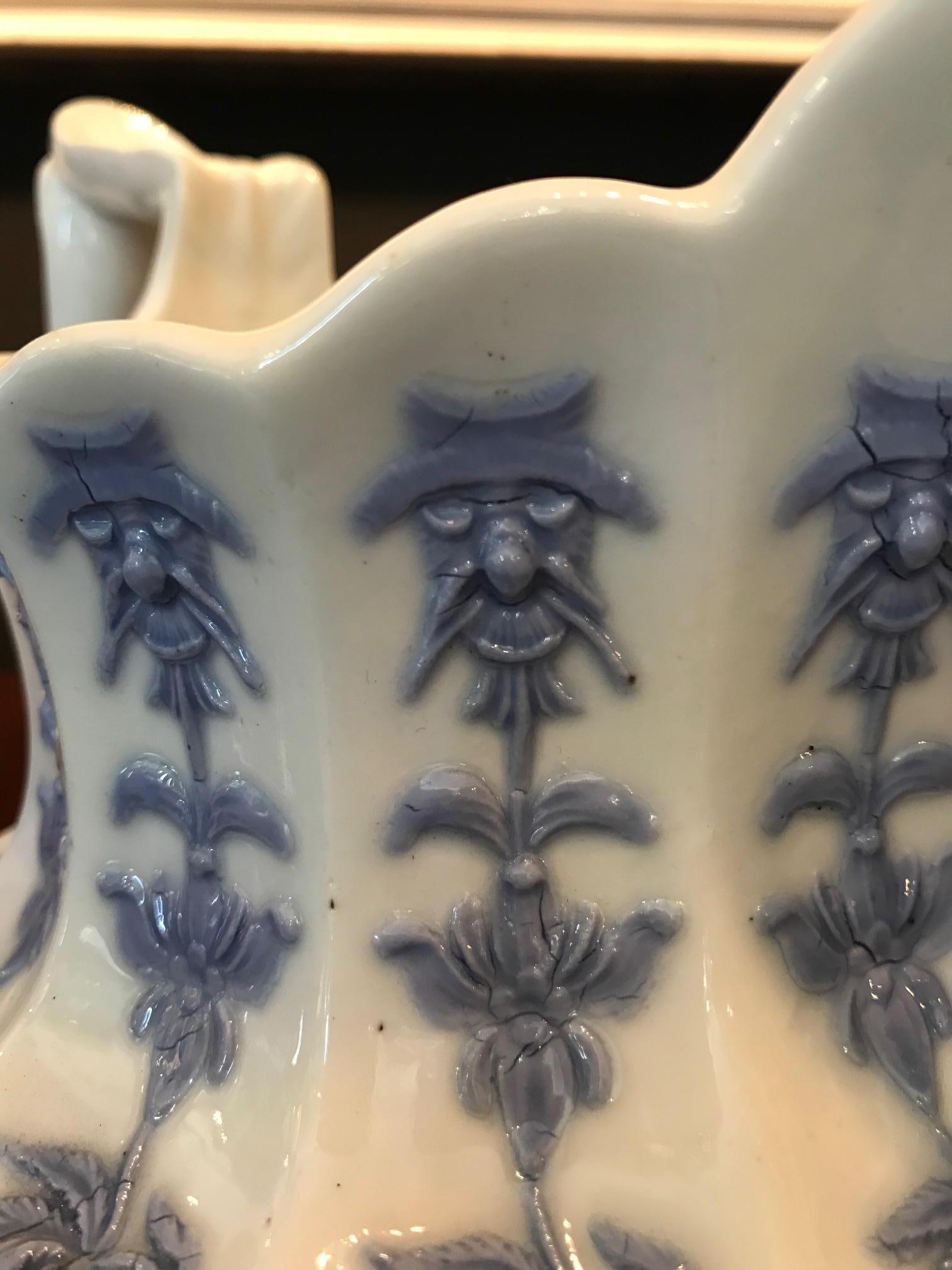 irlandais Paire de pichets en porcelaine bleu et blanc du 19ème siècle en provenance d'Allemagne en vente