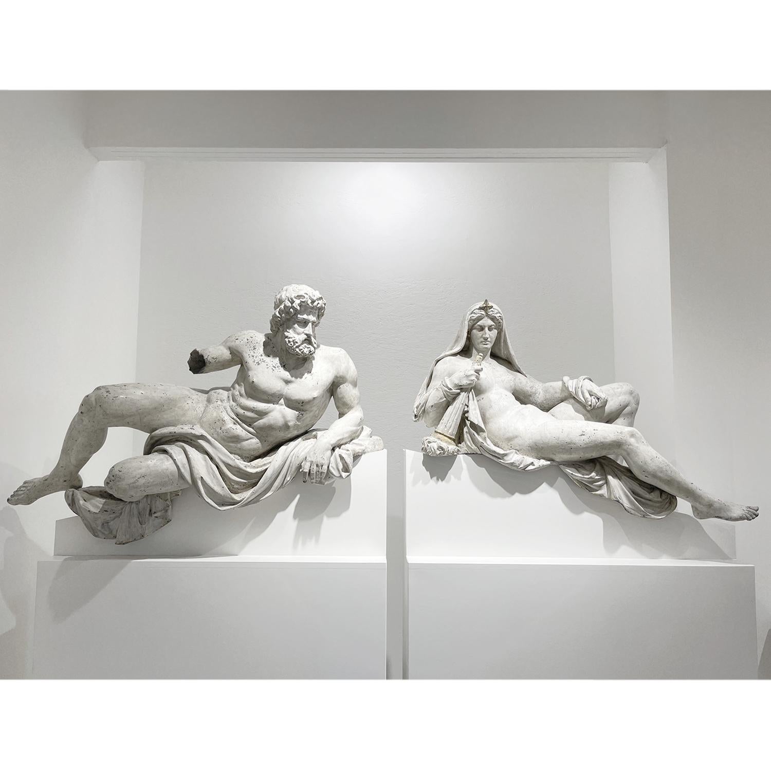 Pareja de antiguas esculturas alemanas de jardín o fuente en posición tumbada (macho y hembra), de zinc fundido artesanalmente, diseñadas y producidas por Philipp Konrad Moritz Geiss, en buen estado. Estos ornamentos son probablemente el elemento