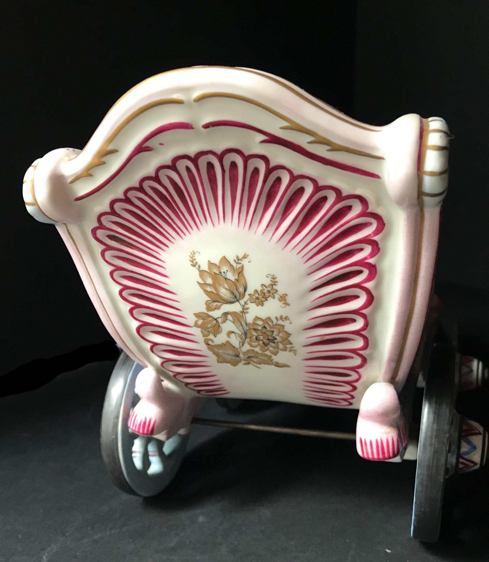 Victorien Chariot en porcelaine allemande du 19ème siècle, armoiries du Liechtenstein en vente
