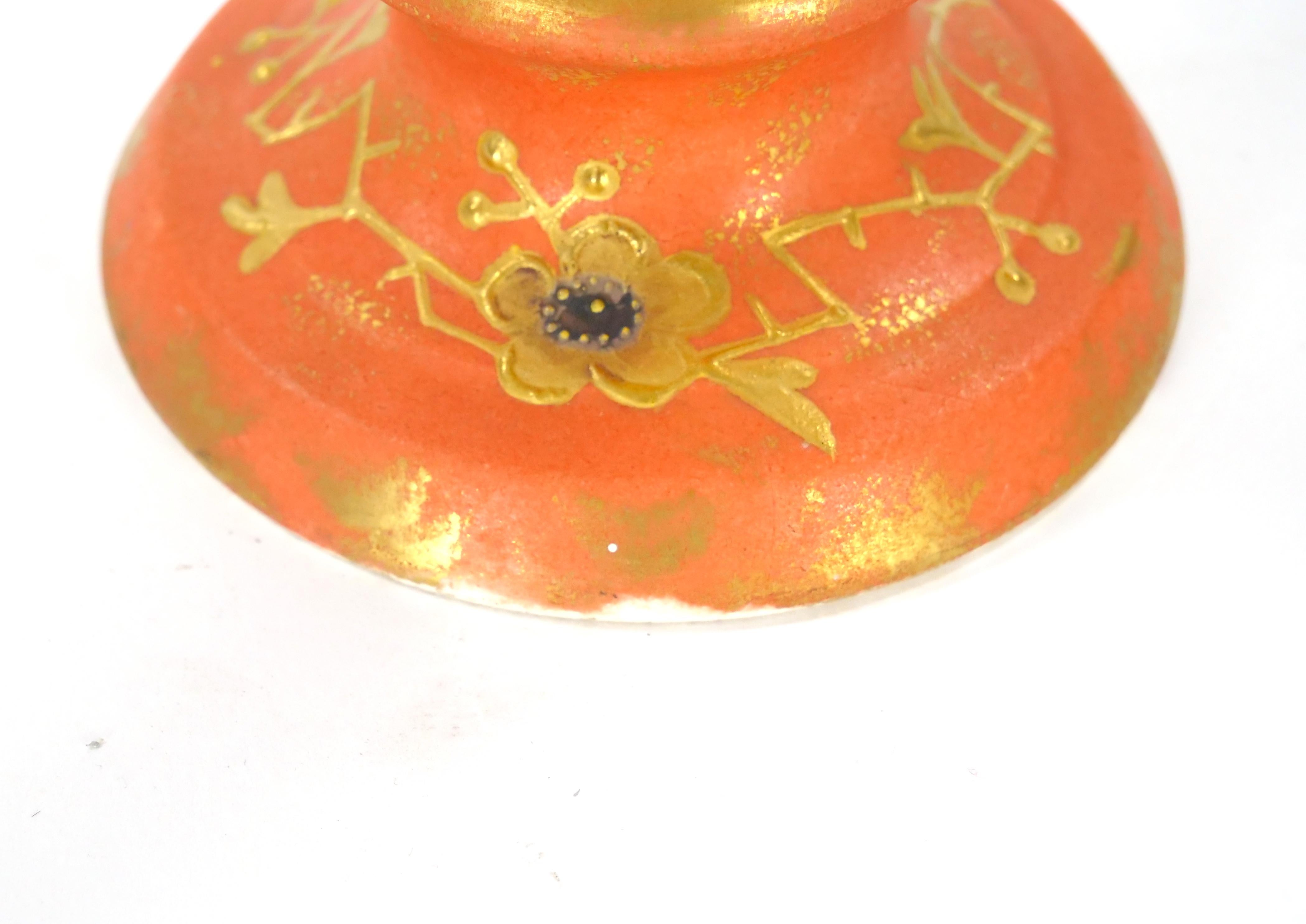 Vase allemand du 19ème siècle peint à la main / décoré de dorures en vente 2