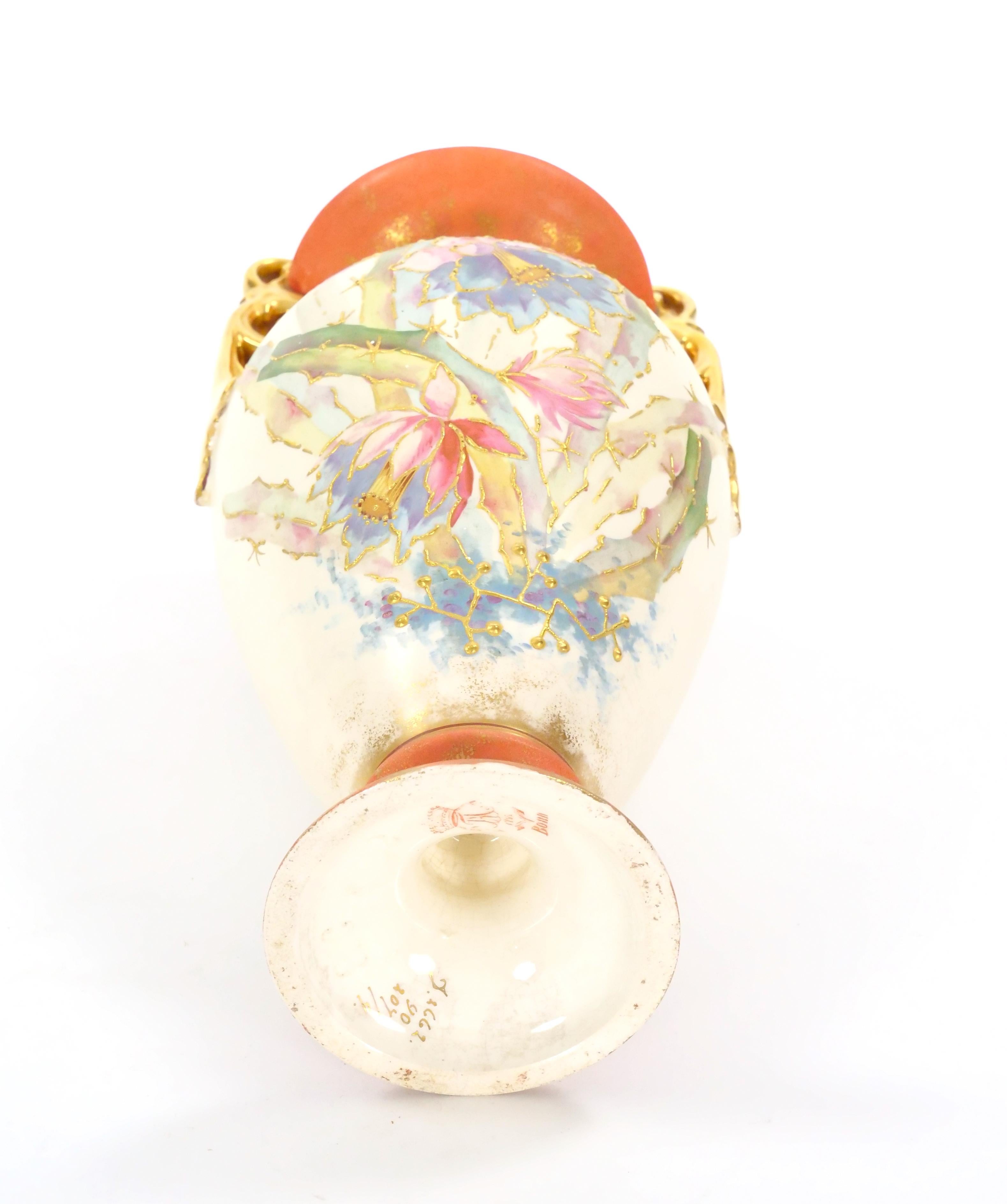 Vase allemand du 19ème siècle peint à la main / décoré de dorures en vente 3