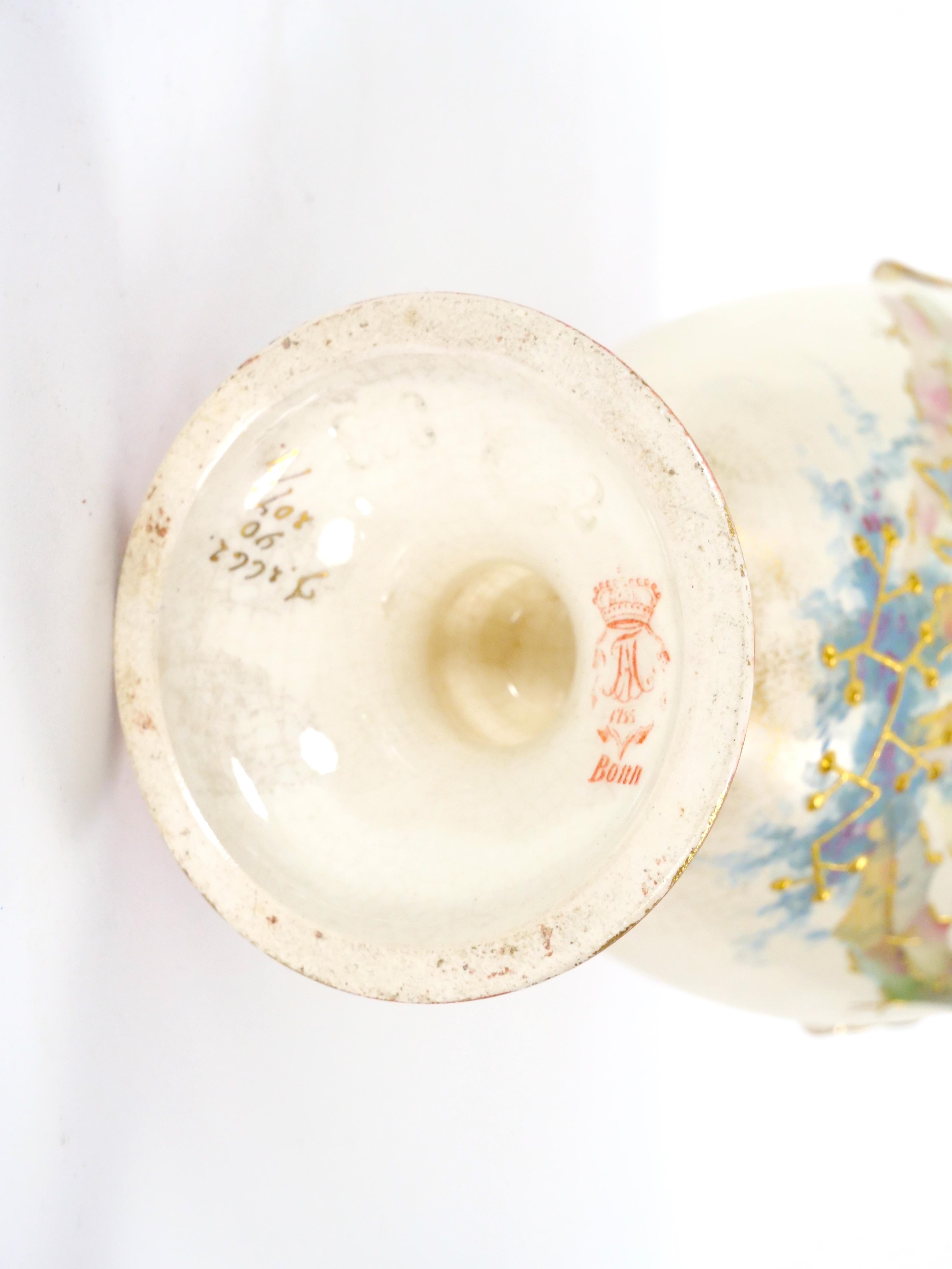 Vase allemand du 19ème siècle peint à la main / décoré de dorures en vente 4