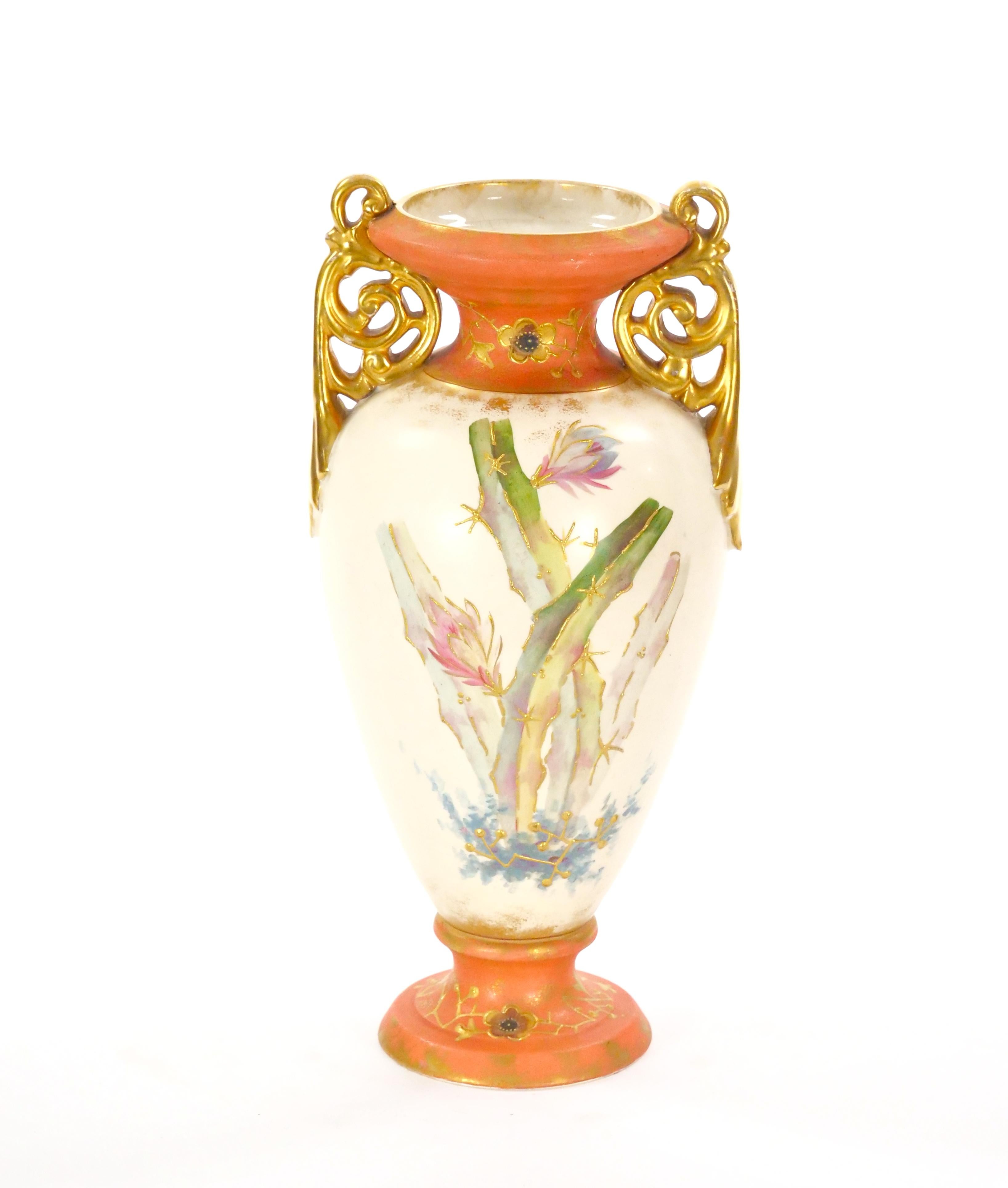 Vase allemand du 19ème siècle peint à la main / décoré de dorures en vente 5