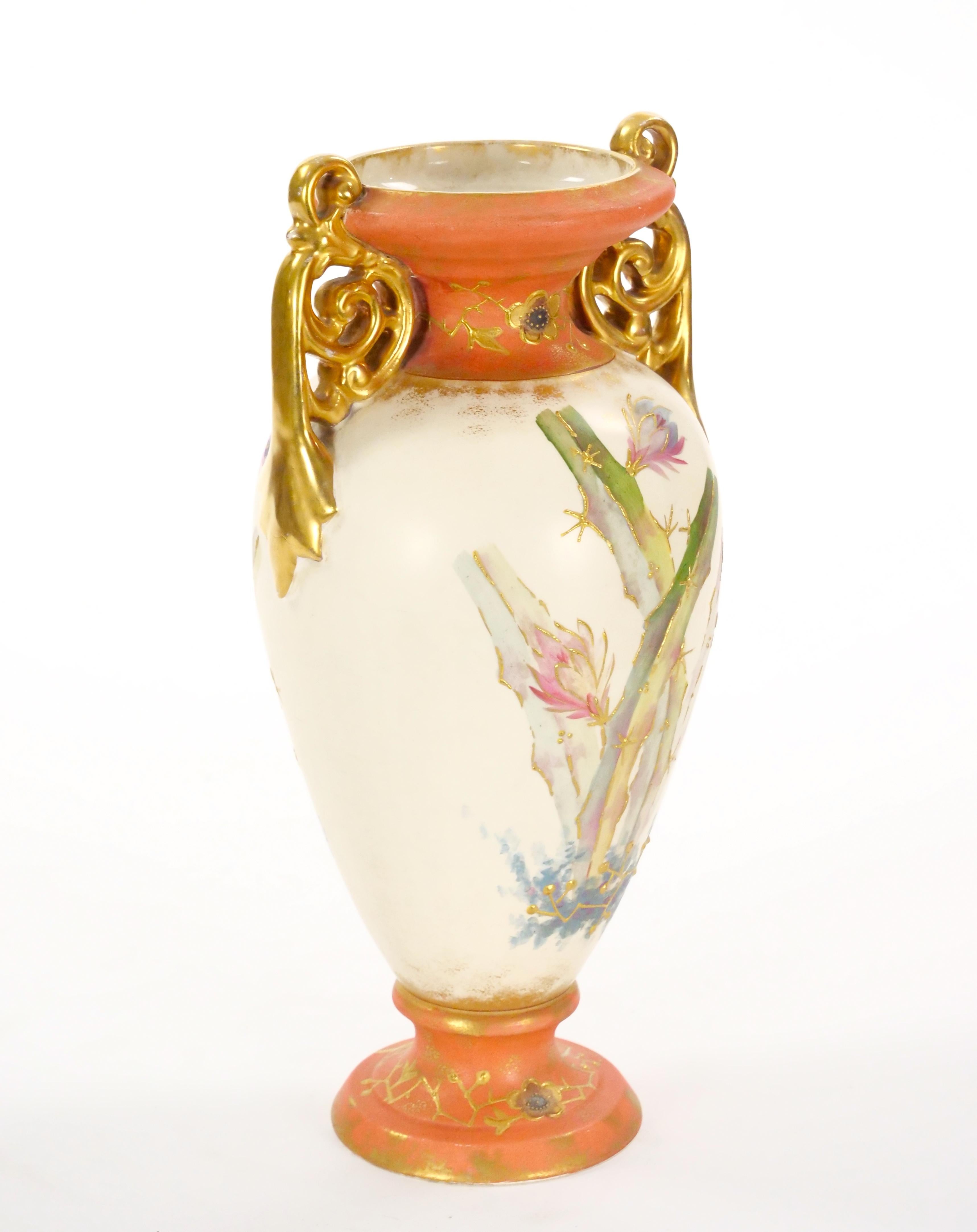 Ce vase allemand du XIXe siècle, fabriqué en porcelaine Royal Bonn, incarne la beauté et l'élégance des arts décoratifs anciens. Le vase présente des détails floraux et feuillus peints à la main, accentués par de délicates décorations en or doré,