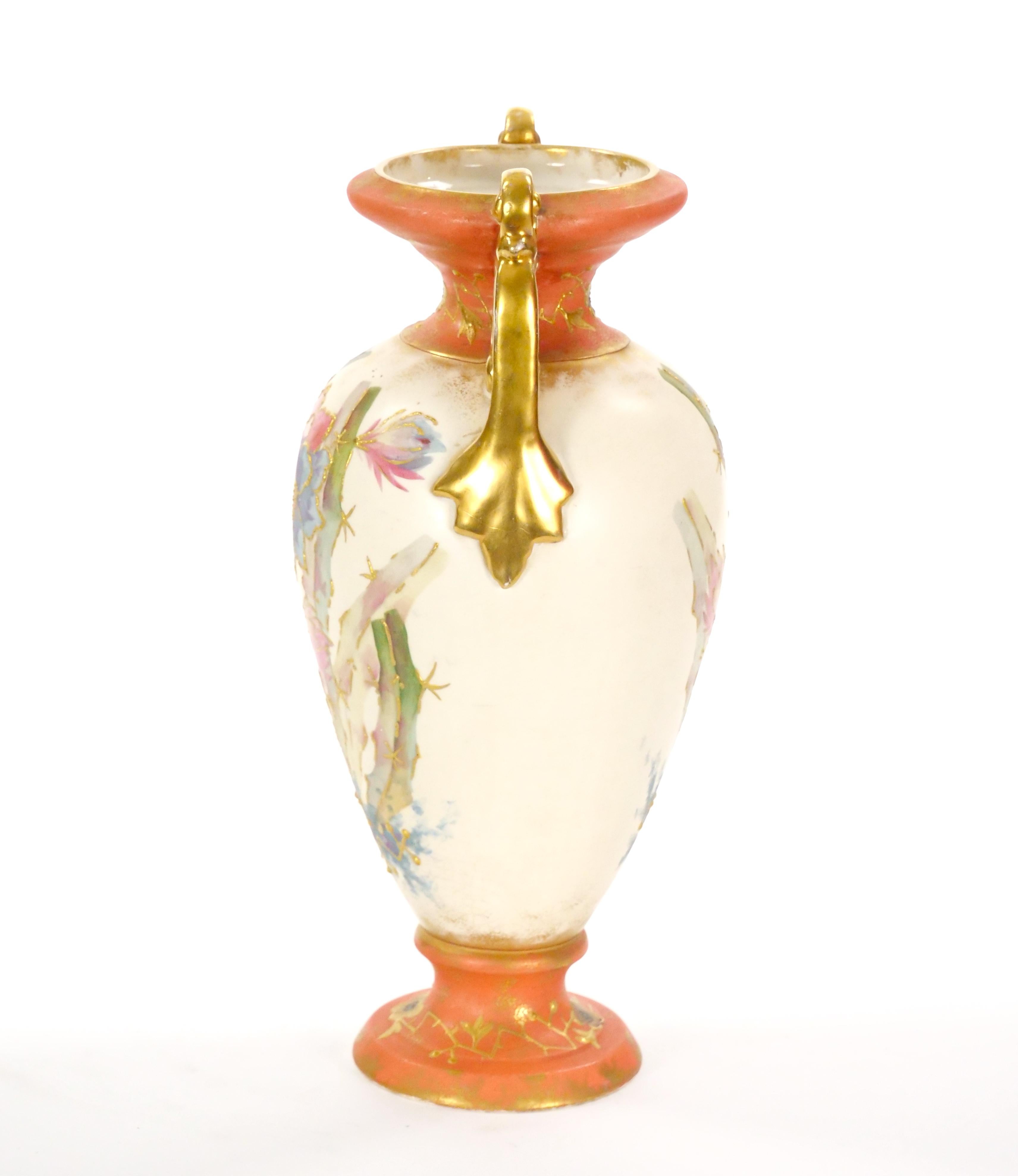Queen Anne Vase allemand du 19ème siècle peint à la main / décoré de dorures en vente