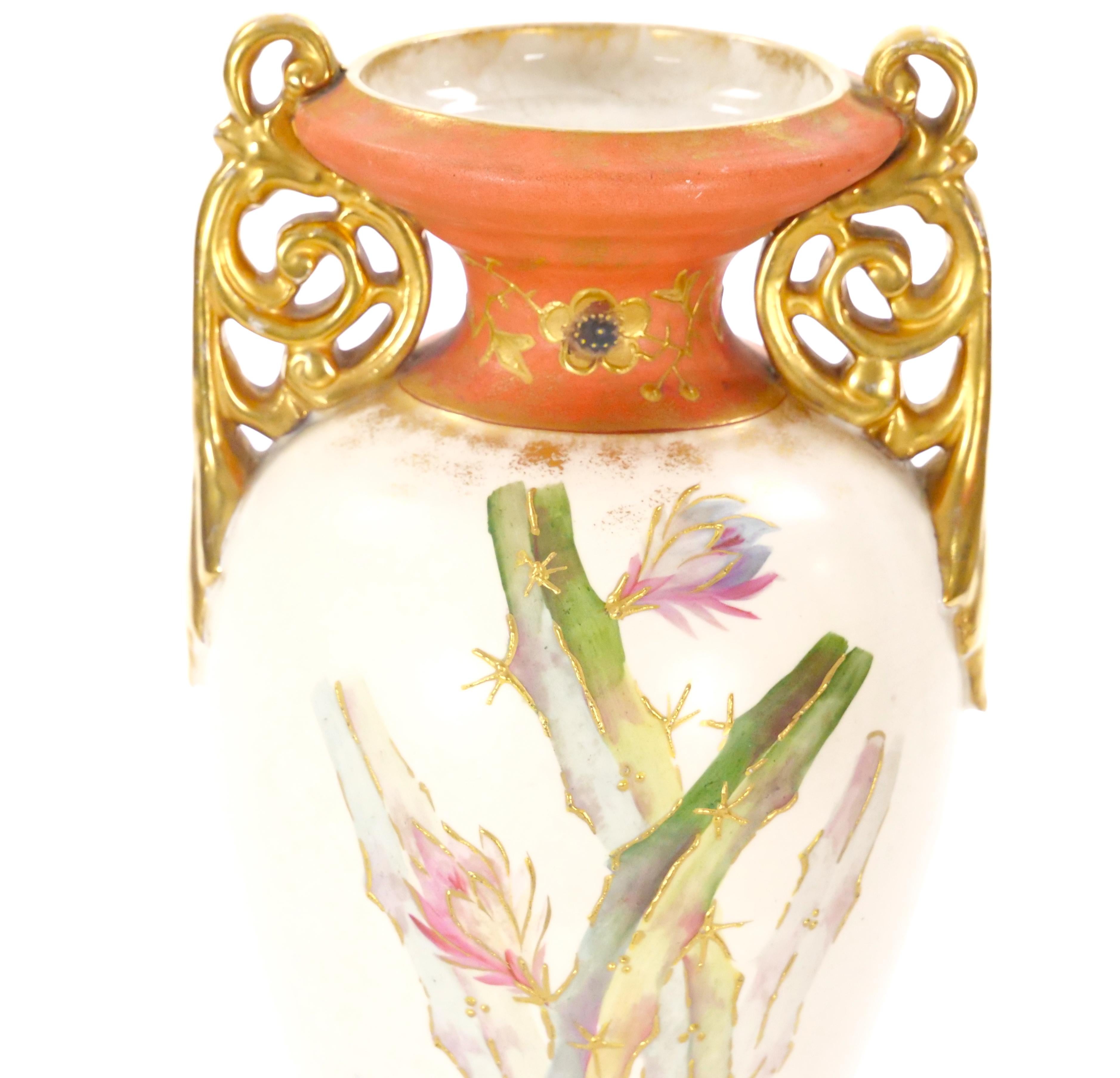 Allemand Vase allemand du 19ème siècle peint à la main / décoré de dorures en vente