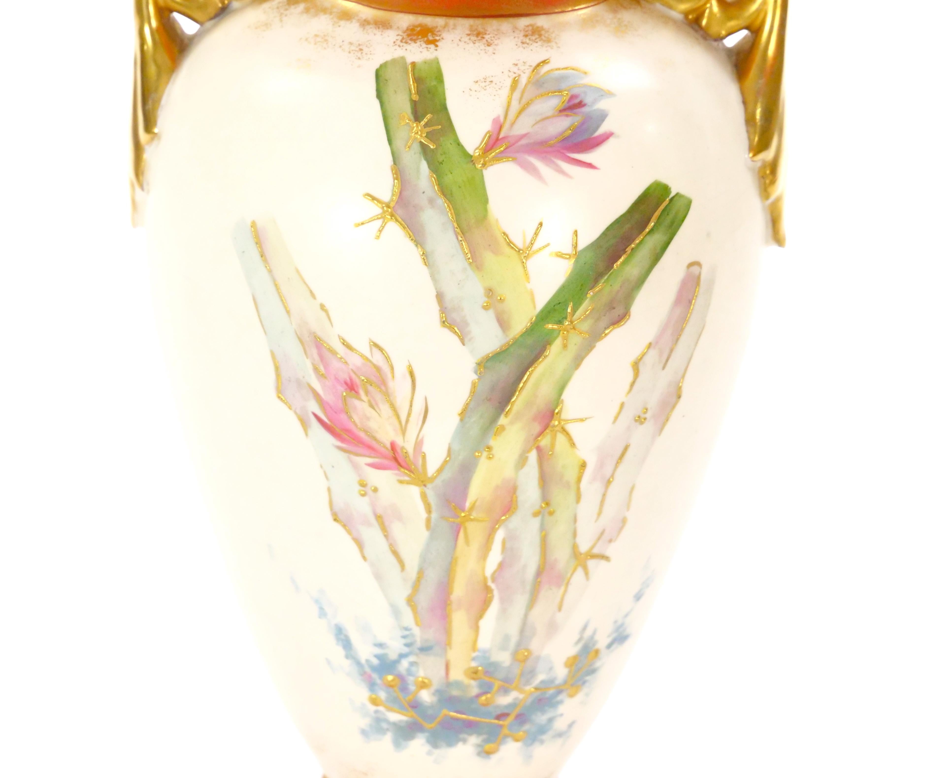 XIXe siècle Vase allemand du 19ème siècle peint à la main / décoré de dorures en vente
