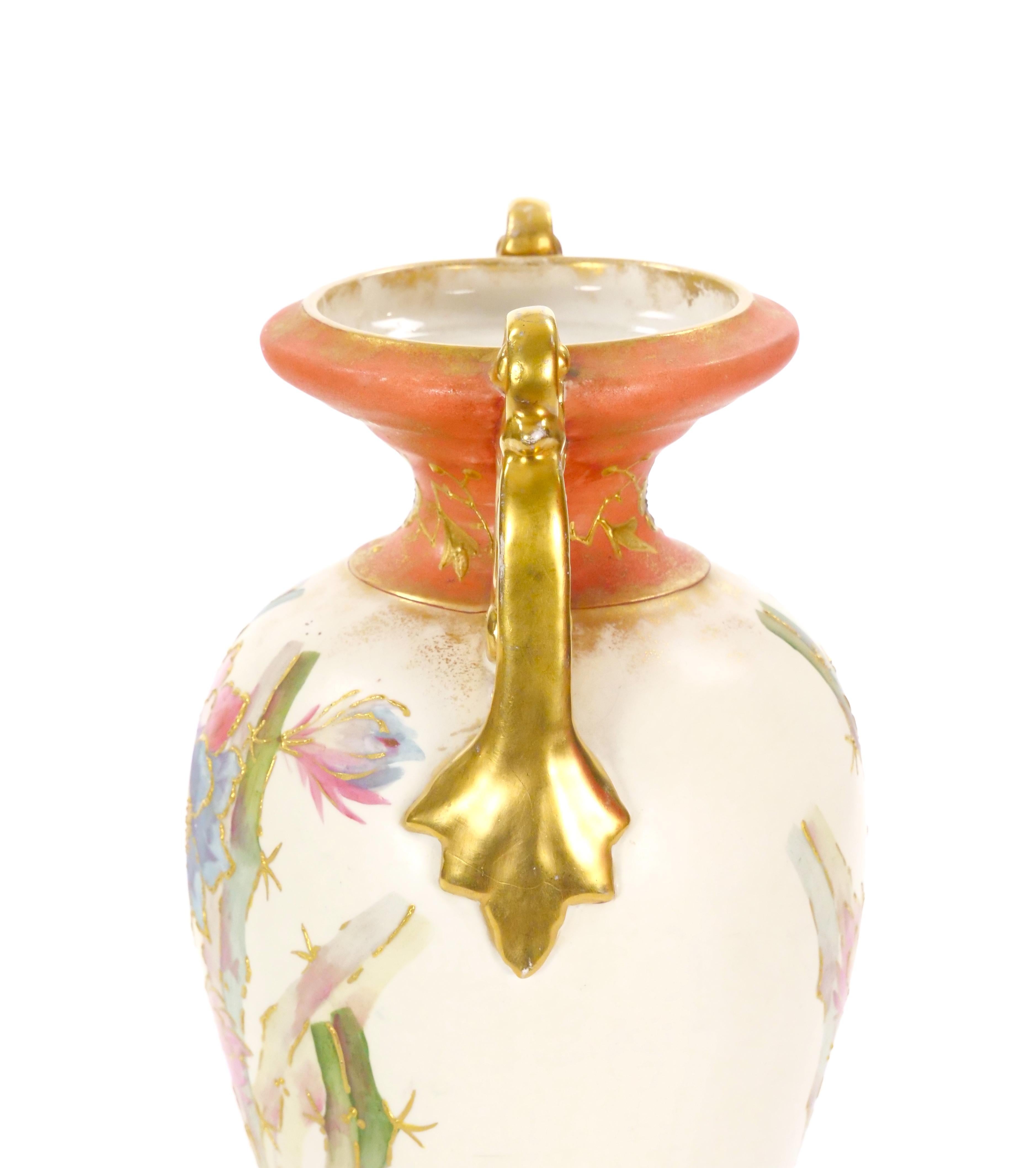 Vase allemand du 19ème siècle peint à la main / décoré de dorures en vente 1
