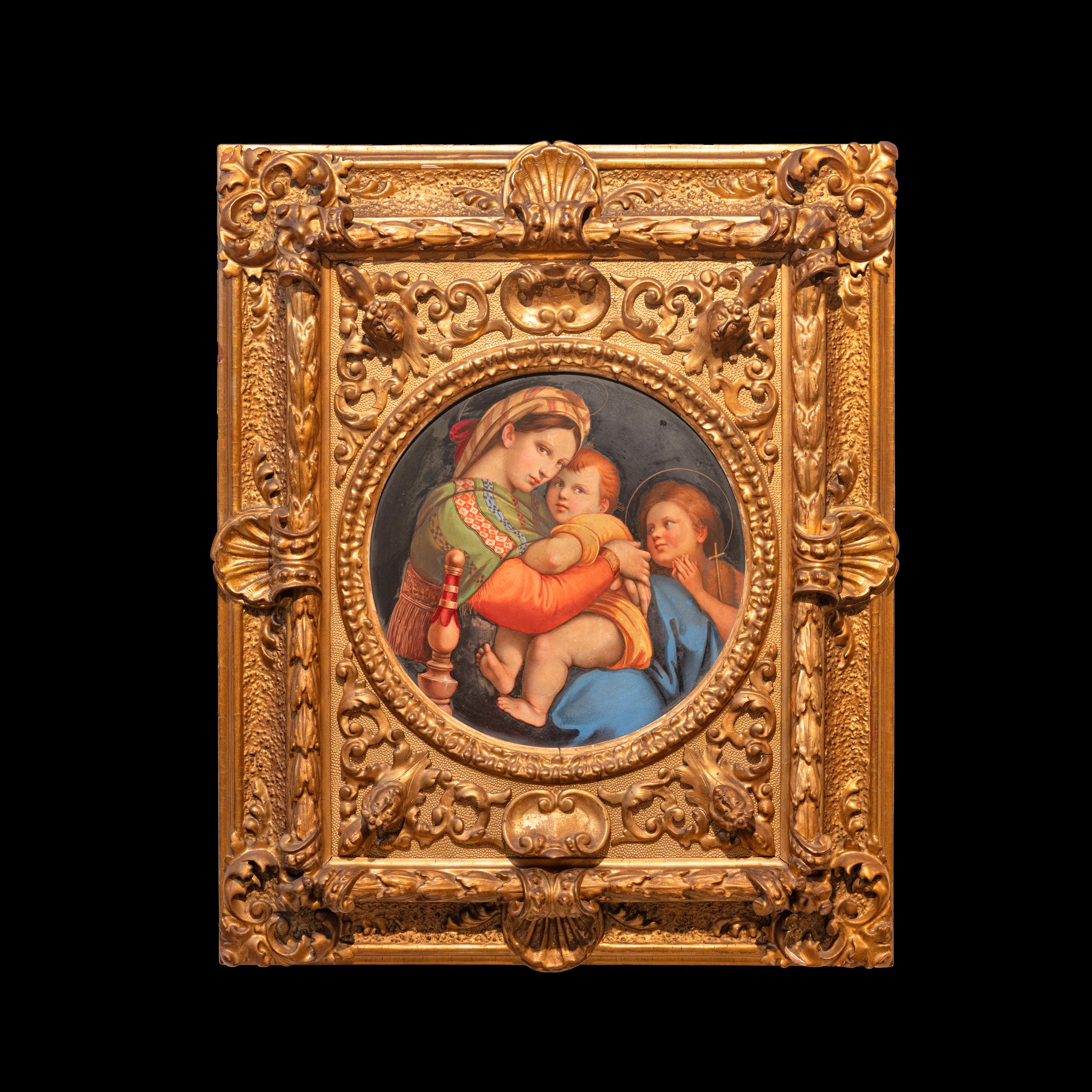 Una muy fina pintura en placa de porcelana circular alemana del siglo XIX de La Madonna della Seggiola o La Madonna della  Sedia según Rafael Sanzio (1483-1520), que representa a una Virgen sedente con un Niño junto a un San Juan Bautista niño,