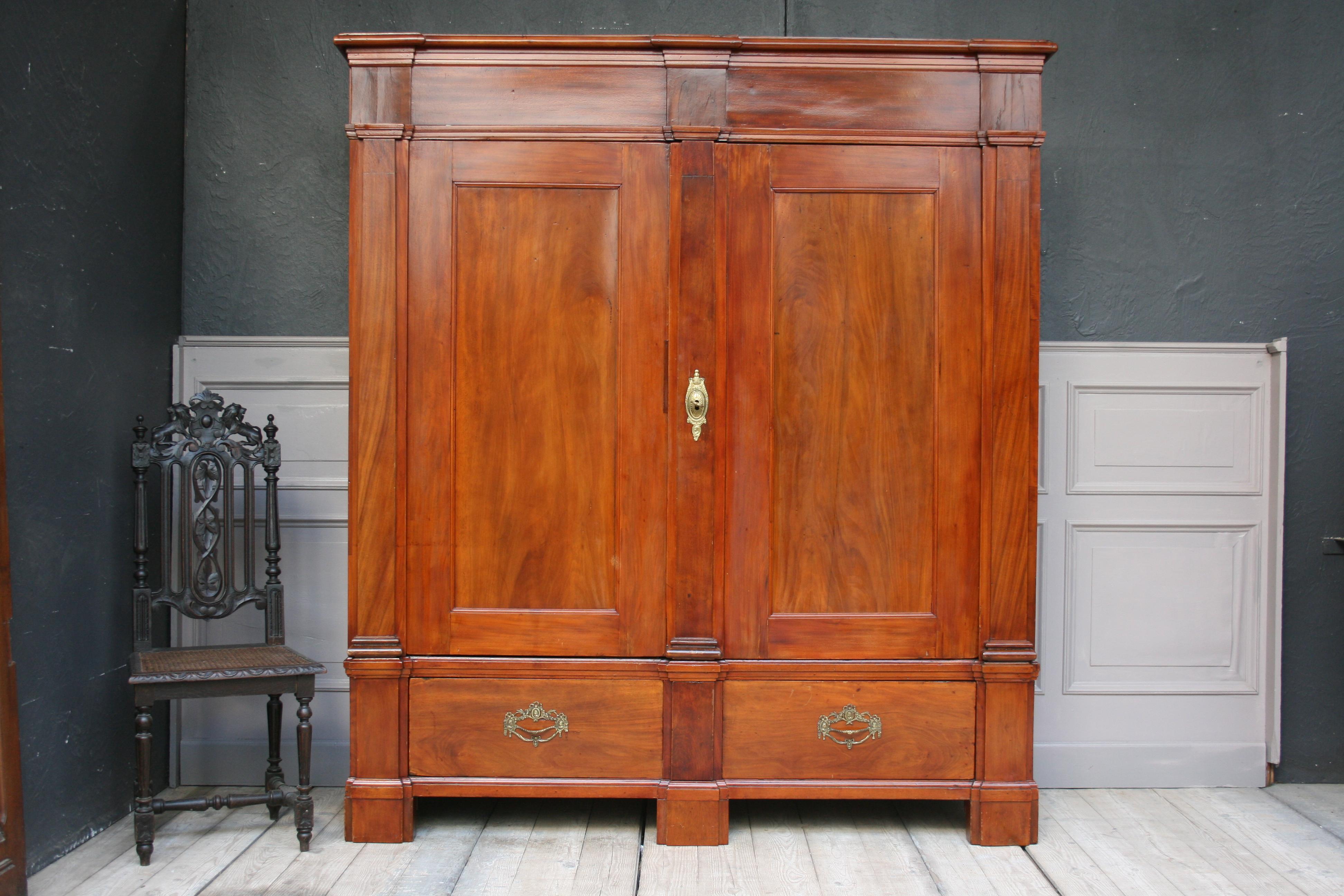 This noble cabinet impresses with its simple elegance. It probably comes from the Rhineland, around the beginning / mid-19th century.
The cabinet is cherry veneered. Inside there are 4 height-adjustable shelves. A large continuous drawer in the