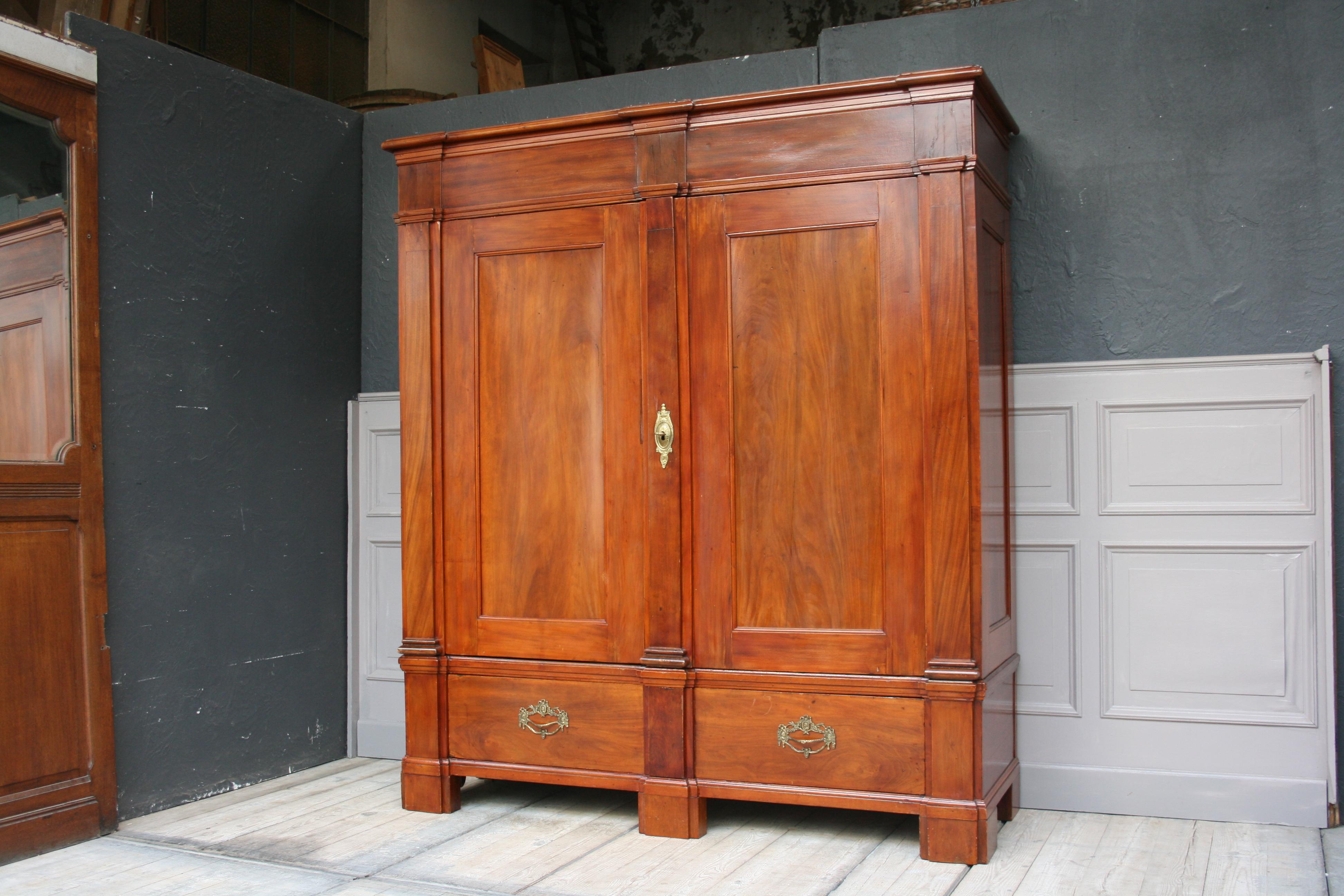 19th Century German Rhineland Area Cherry Veneer Cabinet In Good Condition In Dusseldorf, DE