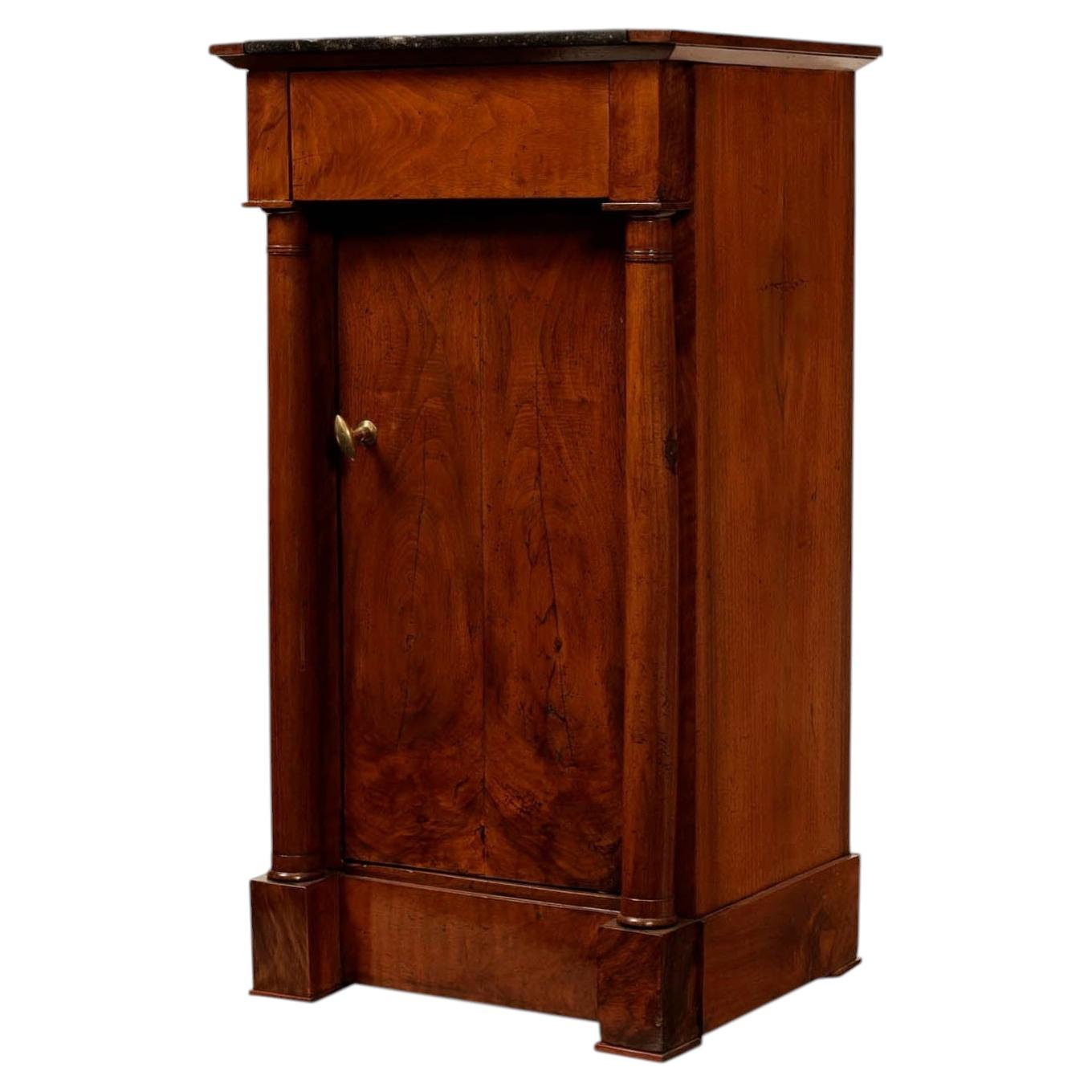 19. Jahrhundert Deutscher kleiner Säulenschrank Nussbaum Marbletop Biedermeier um 1830